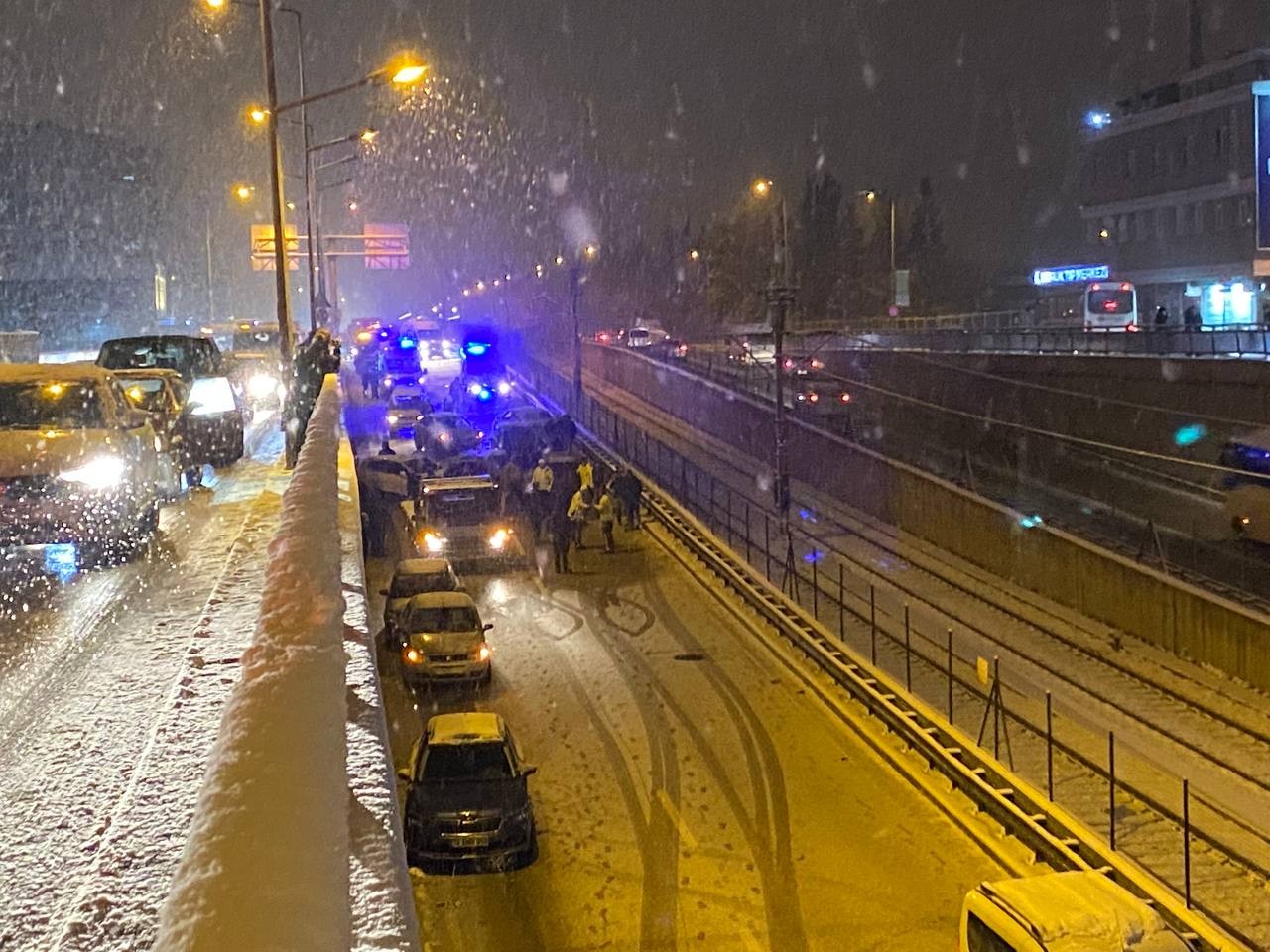 Bursa’da kar yağışı nedeniyle kayganlaşan yolda kontrolden çıkan 11 araç kayarak birbirine girdi. Zincirleme kazada 2 kişi yaralandı. Ana yol ise ...