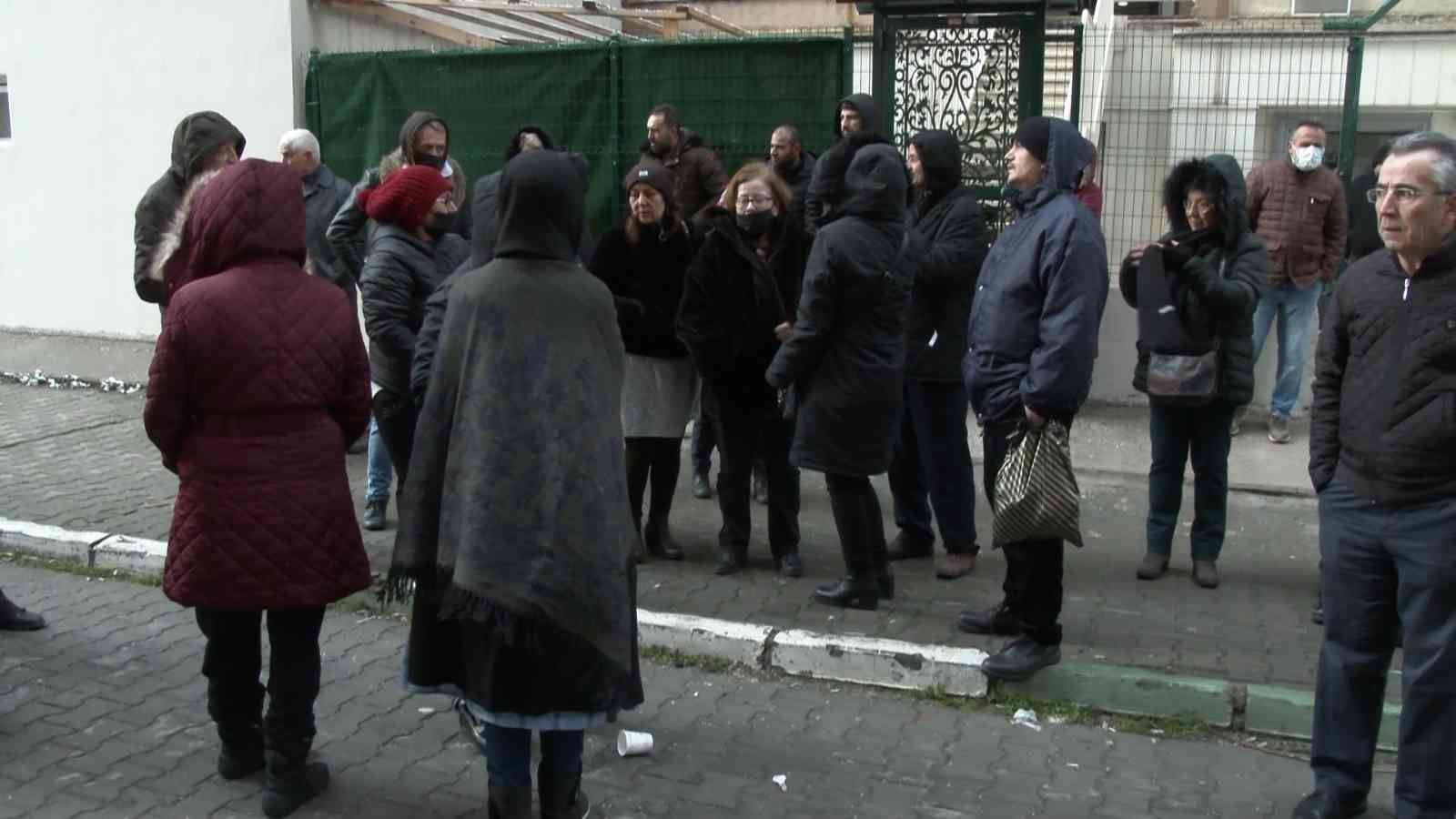 Bursa’da 3 bin kişinin yaşadığı sitede yöneticinin paralarla kaçtığı iddia edilirken, evlerin doğalgazı borcundan dolayı kesildi. Faturayı ...