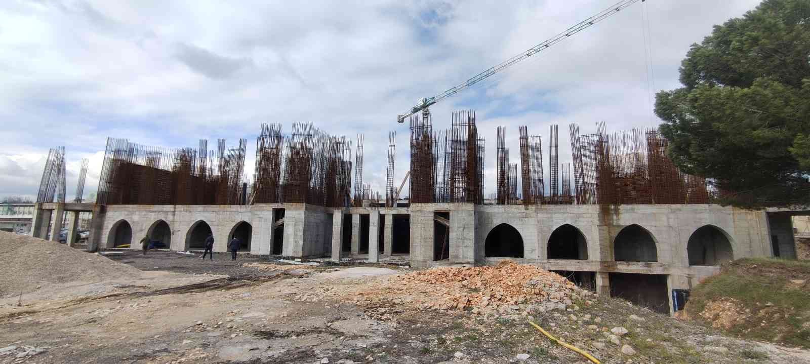 Bursa’nın en büyük cami ve külliye inşaatında sona yaklaşıldı. İnşaat alanı 25 bin metre kareyi bulan caminin önümüzdeki yılın sonlarına doğru ...