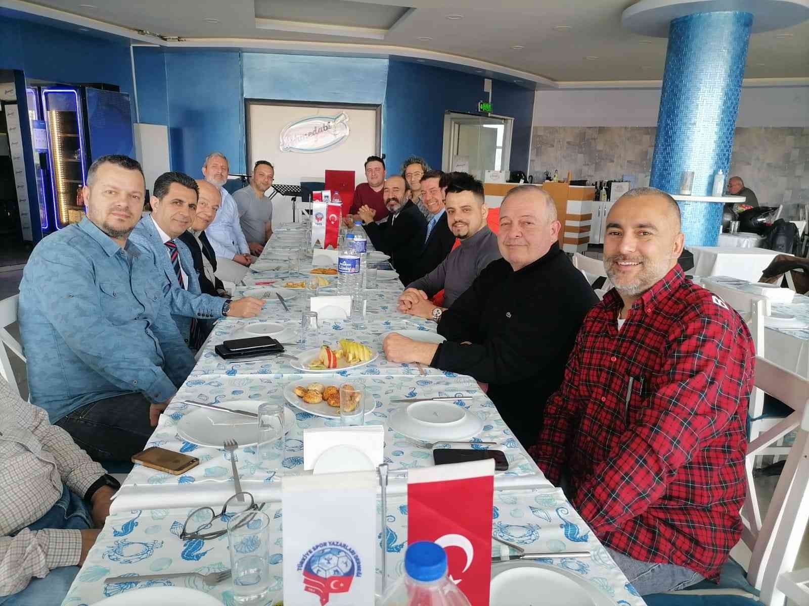 Türkiye Spor Yazarları Derneği (TSYD) Bursa Şubesi, Bursa Motosiklet Spor Kulübü yönetimi ve üyelerini konuk etti. BMS Başkanı Cem İyihuylu, pist ...