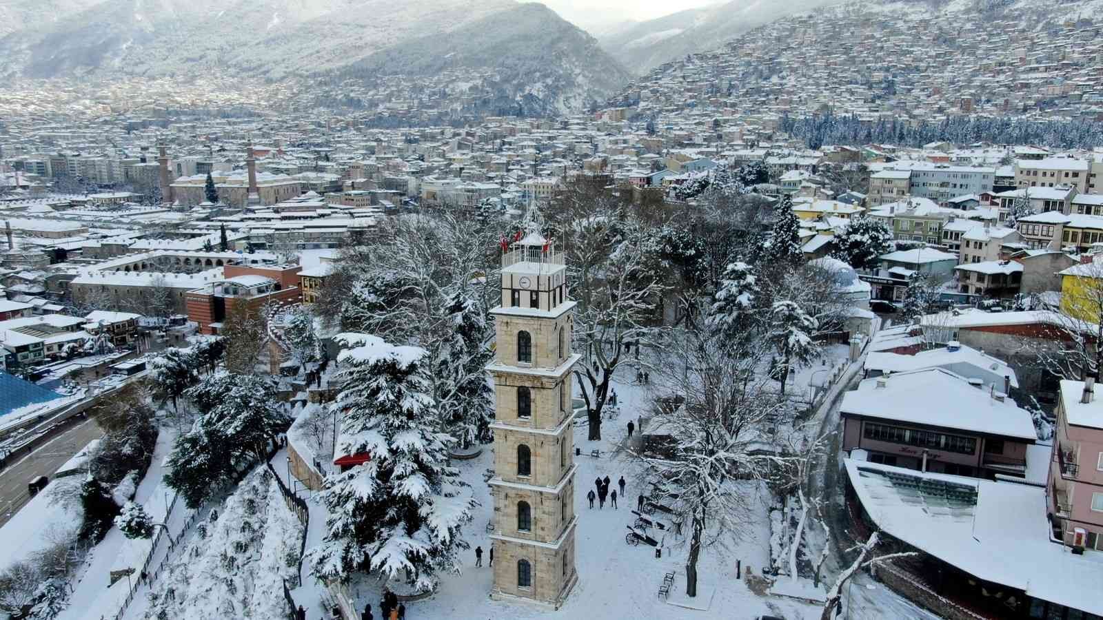 Bursa’da simge haline gelen mekanlar beyaza büründü. Bursa’nın güzellikleri havadan da böyle görüntülendi. Bursa’da 2 gündür etkili olan kar ...