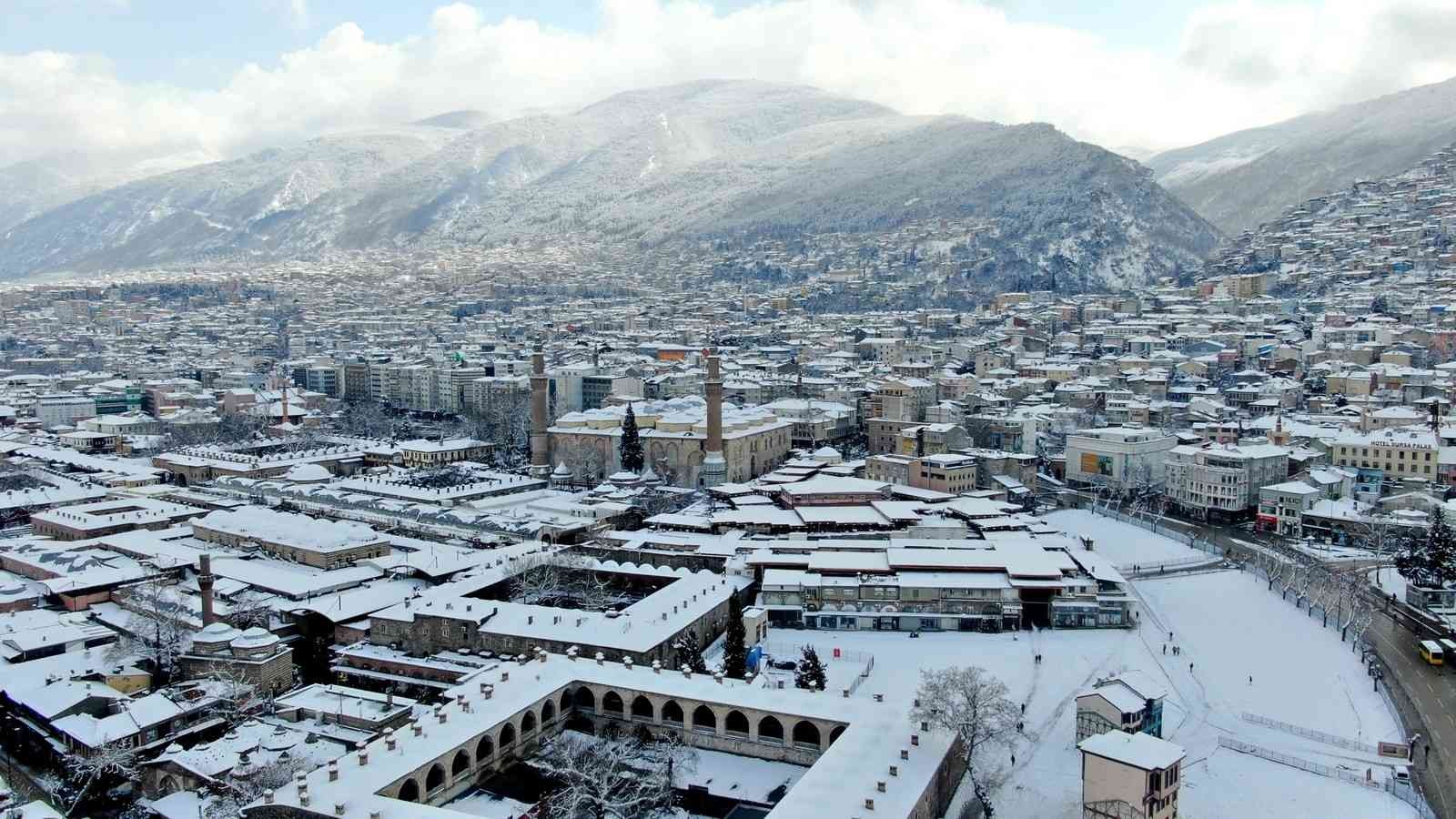 Bursa’da simge haline gelen mekanlar beyaza büründü. Bursa’nın güzellikleri havadan da böyle görüntülendi. Bursa’da 2 gündür etkili olan kar ...