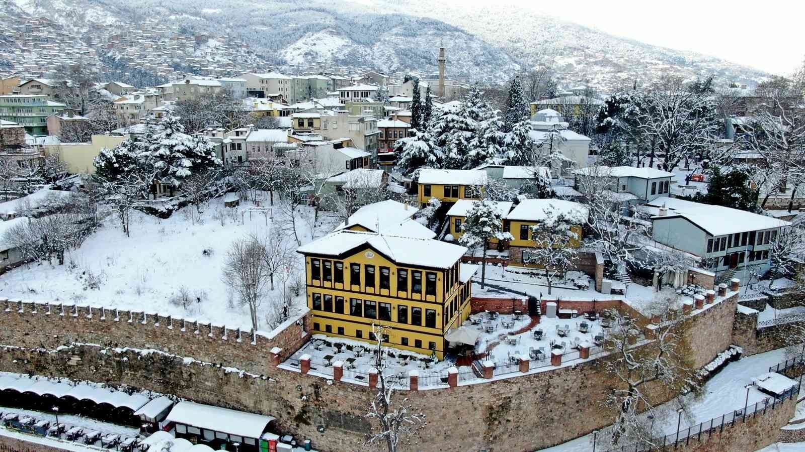 Bursa’da simge haline gelen mekanlar beyaza büründü. Bursa’nın güzellikleri havadan da böyle görüntülendi. Bursa’da 2 gündür etkili olan kar ...