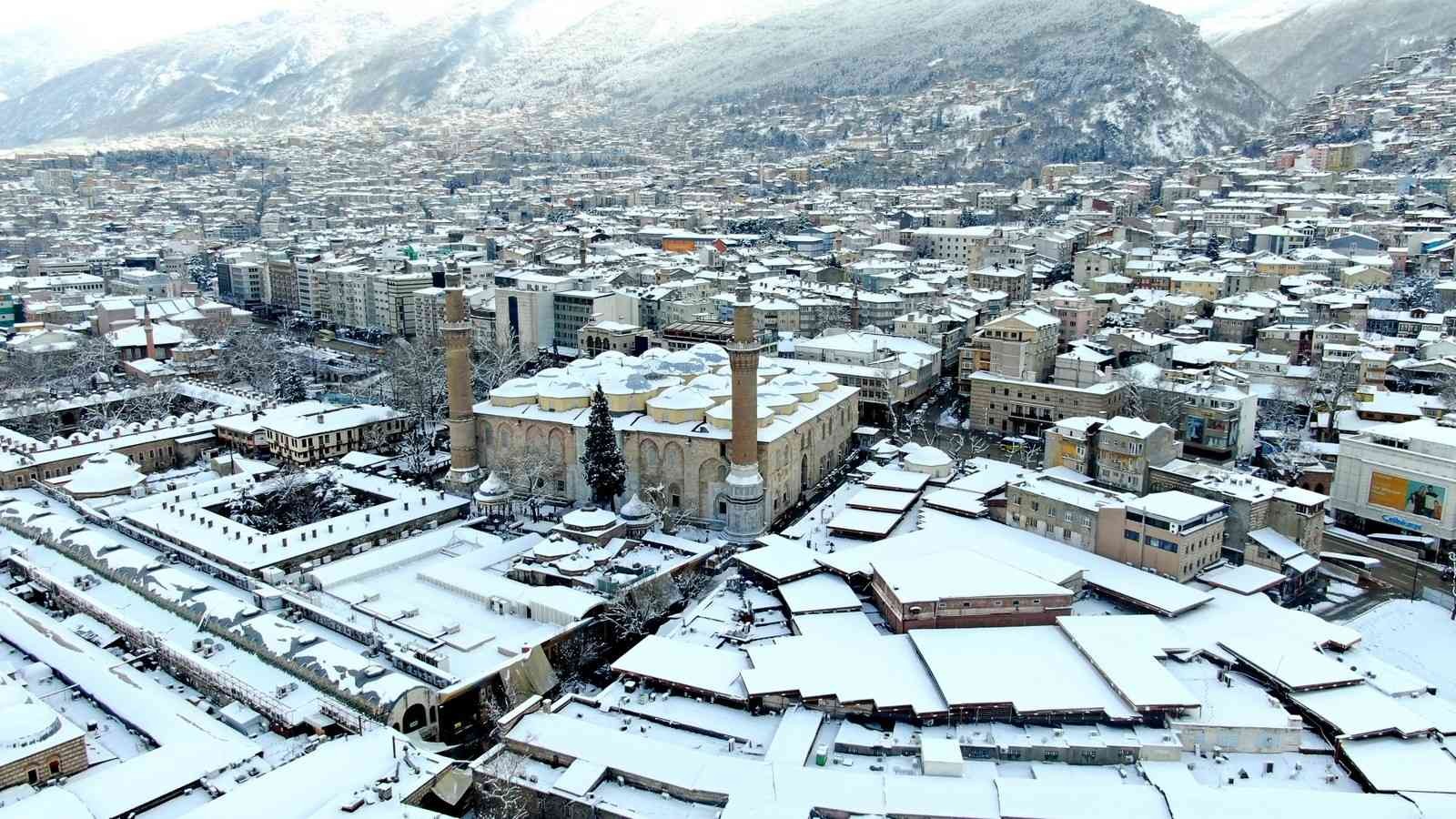 Bursa’da simge haline gelen mekanlar beyaza büründü. Bursa’nın güzellikleri havadan da böyle görüntülendi. Bursa’da 2 gündür etkili olan kar ...