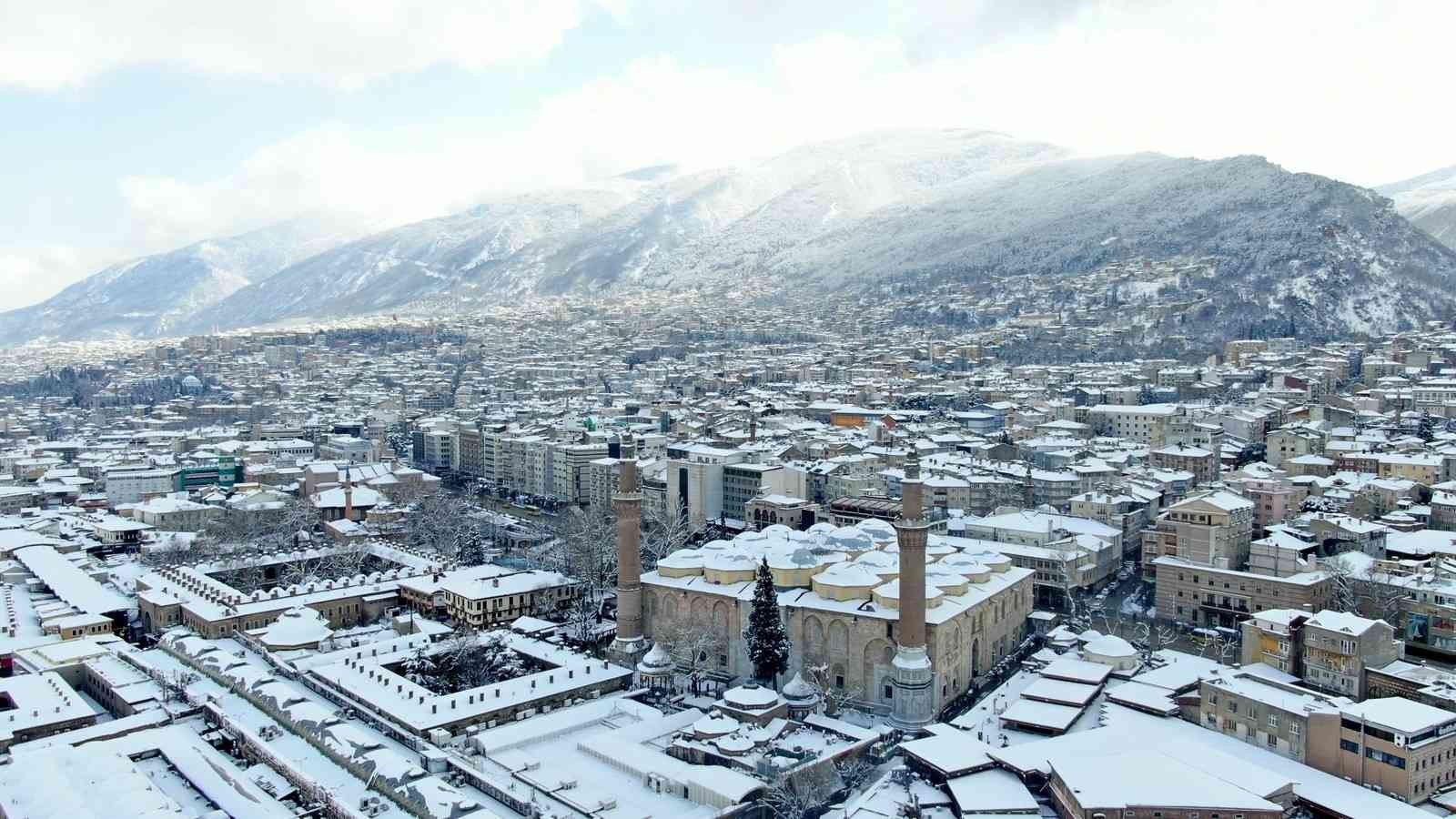 Bursa’da simge haline gelen mekanlar beyaza büründü. Bursa’nın güzellikleri havadan da böyle görüntülendi. Bursa’da 2 gündür etkili olan kar ...