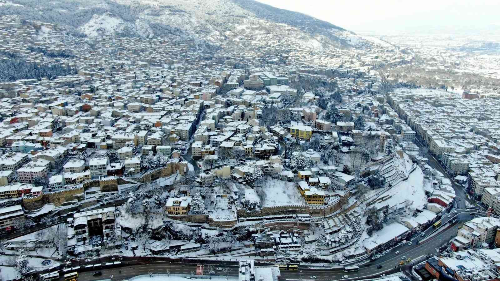 Bursa’da simge haline gelen mekanlar beyaza büründü. Bursa’nın güzellikleri havadan da böyle görüntülendi. Bursa’da 2 gündür etkili olan kar ...