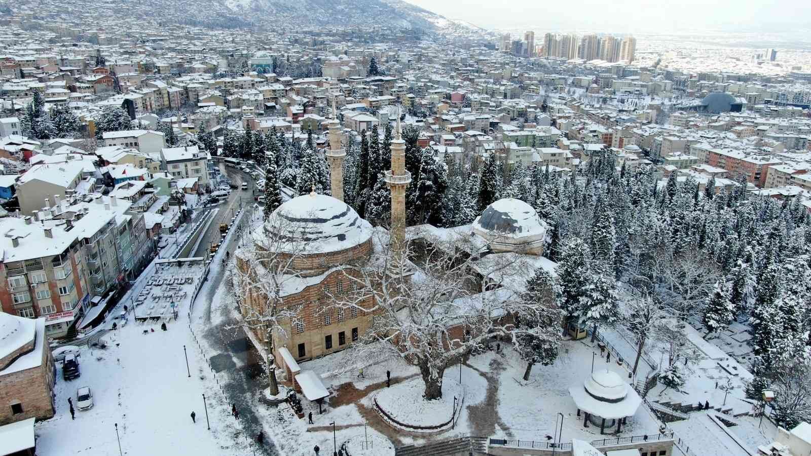 Bursa’da simge haline gelen mekanlar beyaza büründü. Bursa’nın güzellikleri havadan da böyle görüntülendi. Bursa’da 2 gündür etkili olan kar ...