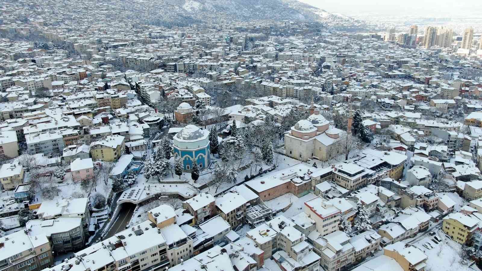 Bursa’da simge haline gelen mekanlar beyaza büründü. Bursa’nın güzellikleri havadan da böyle görüntülendi. Bursa’da 2 gündür etkili olan kar ...