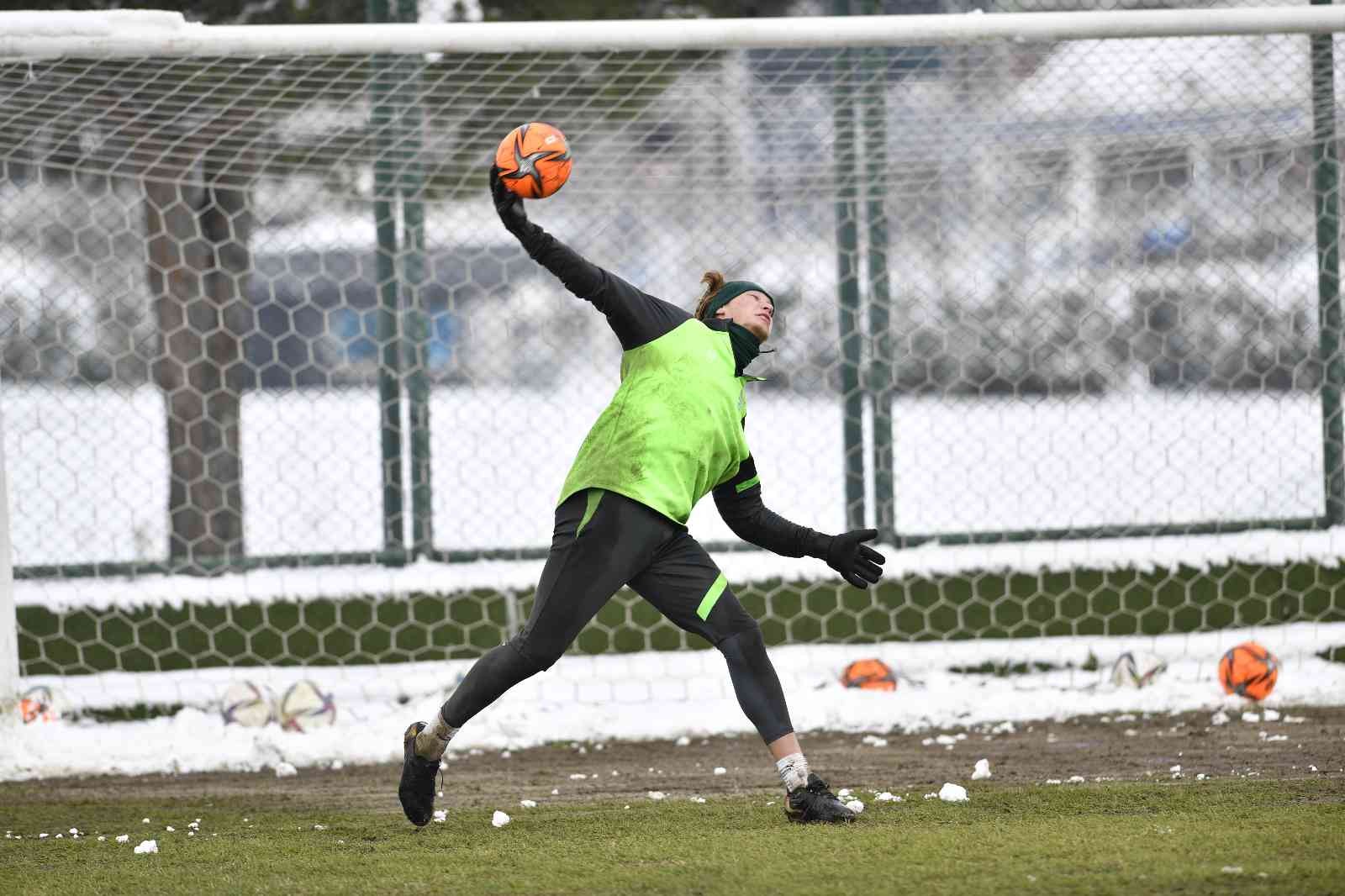 Bursaspor, Balıkesirspor maçı hazırlıklarına bugün yaptığı antrenmanla devam etti. Yeşil-beyazlı takım yarı sahada çift kale maç yaptı. Spor Toto ...