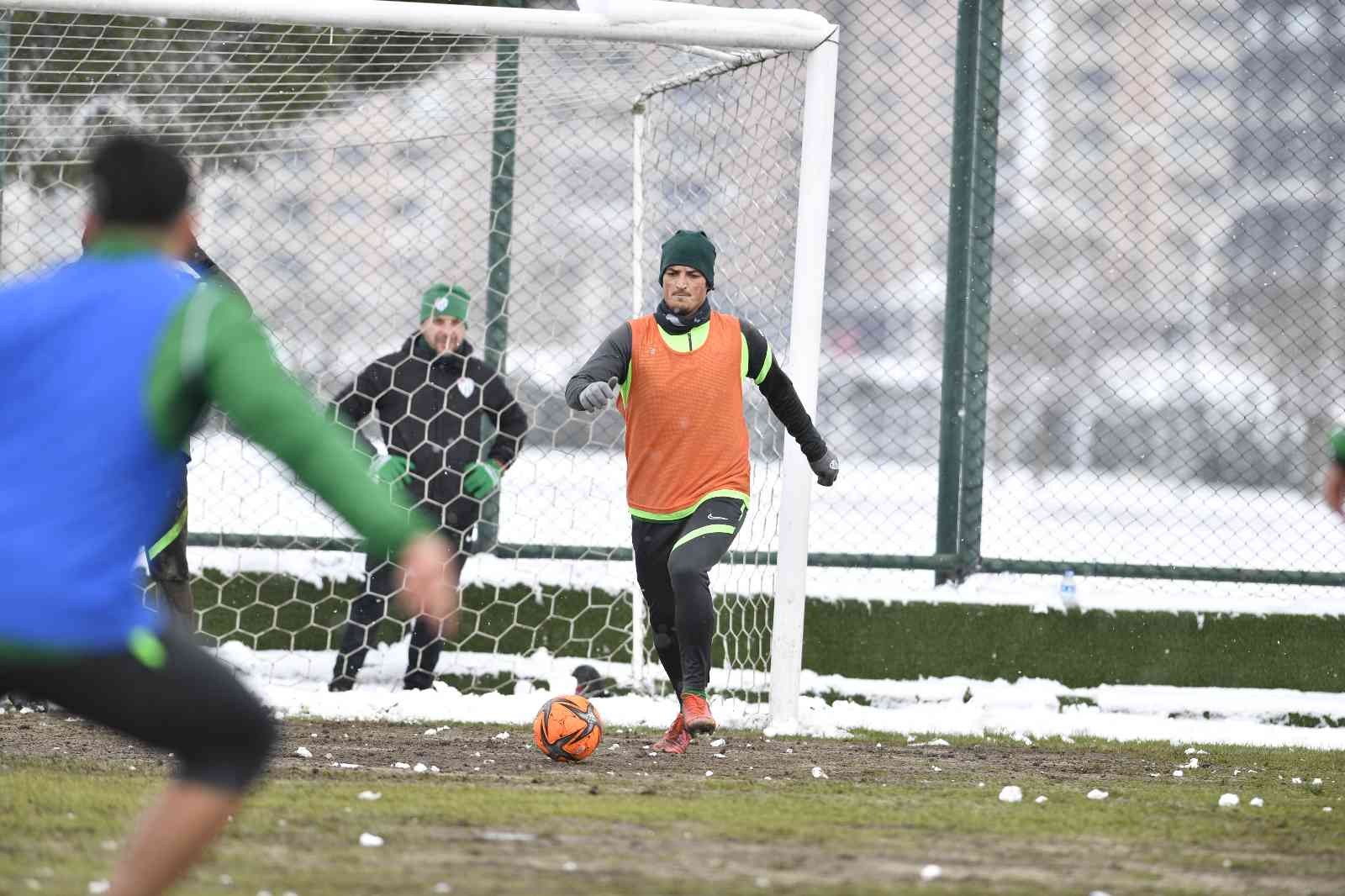 Bursaspor, Balıkesirspor maçı hazırlıklarına bugün yaptığı antrenmanla devam etti. Yeşil-beyazlı takım yarı sahada çift kale maç yaptı. Spor Toto ...