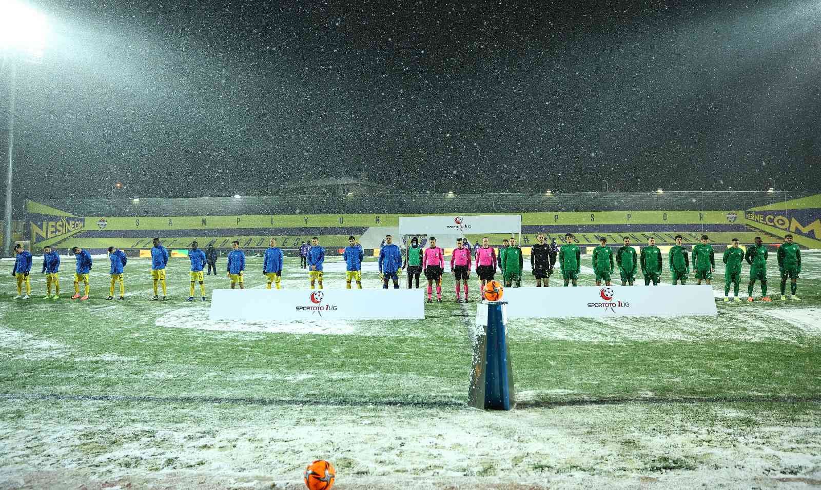 Spor Toto 1. Lig’in 21. haftasında 16 dakika oynanan ancak yoğun kar yağışı sebebiyle ertelenen Eyüpspor-Bursaspor, yarın saat 20.00’de kaldığı ...