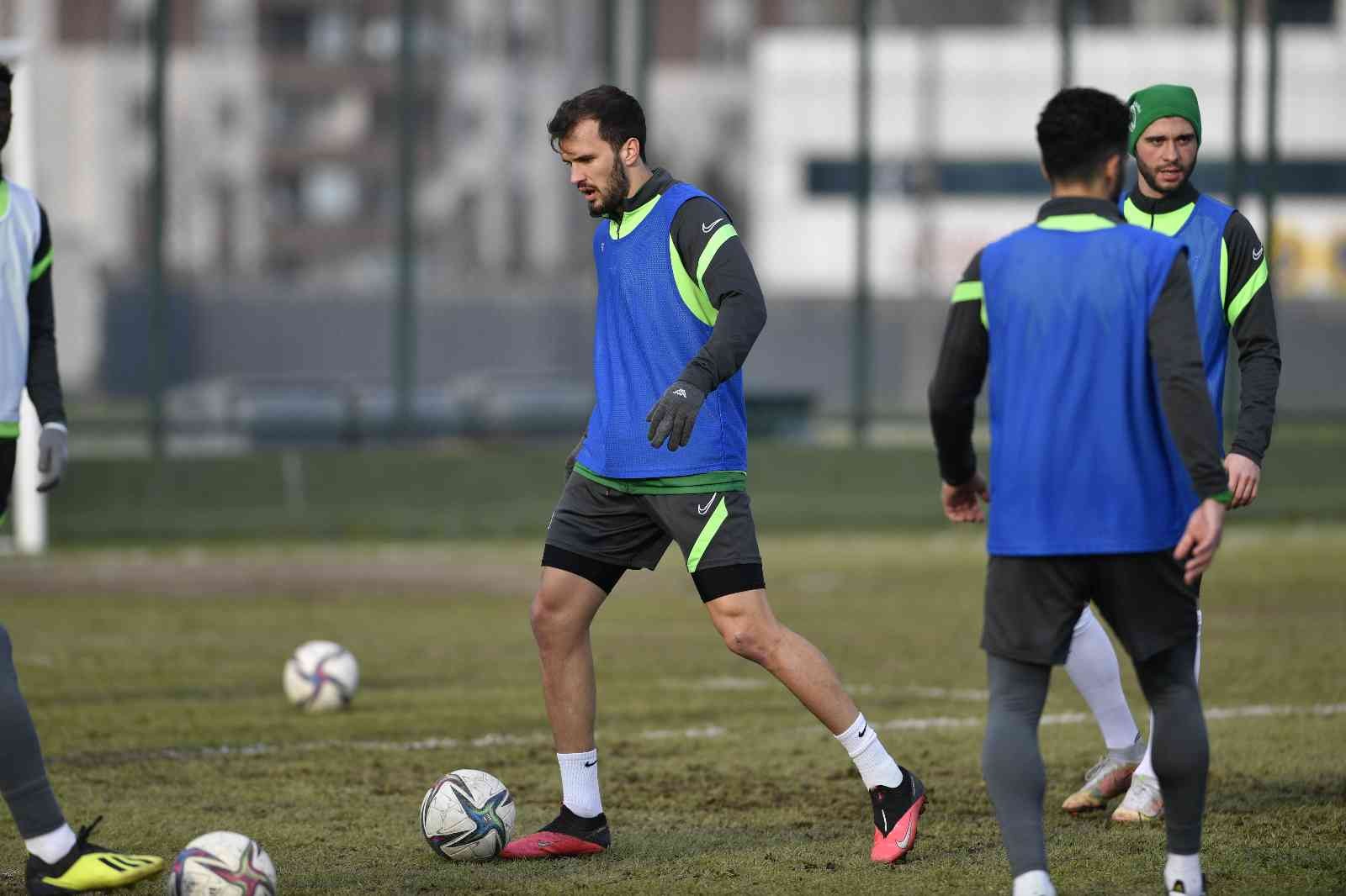 Balıkesirspor maçı hazırlıklarına devam eden Bursaspor’da futbolcular, bugünkü idmanda prese yoğunluk verdi. Yeşil-beyazlı oyuncular, dikkat ...