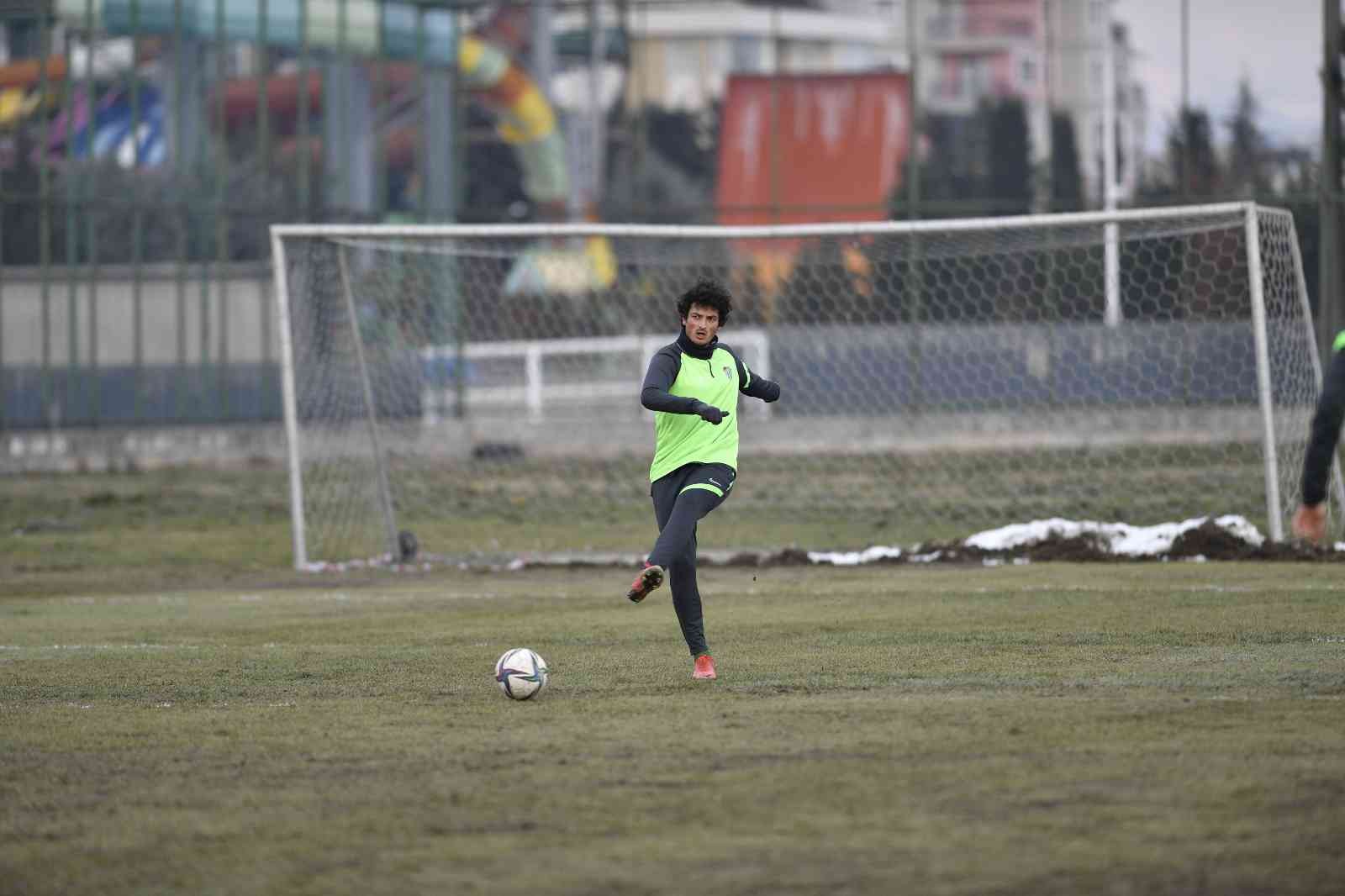 Balıkesirspor maçı hazırlıklarına devam eden Bursaspor’da futbolcular, bugünkü idmanda prese yoğunluk verdi. Yeşil-beyazlı oyuncular, dikkat ...