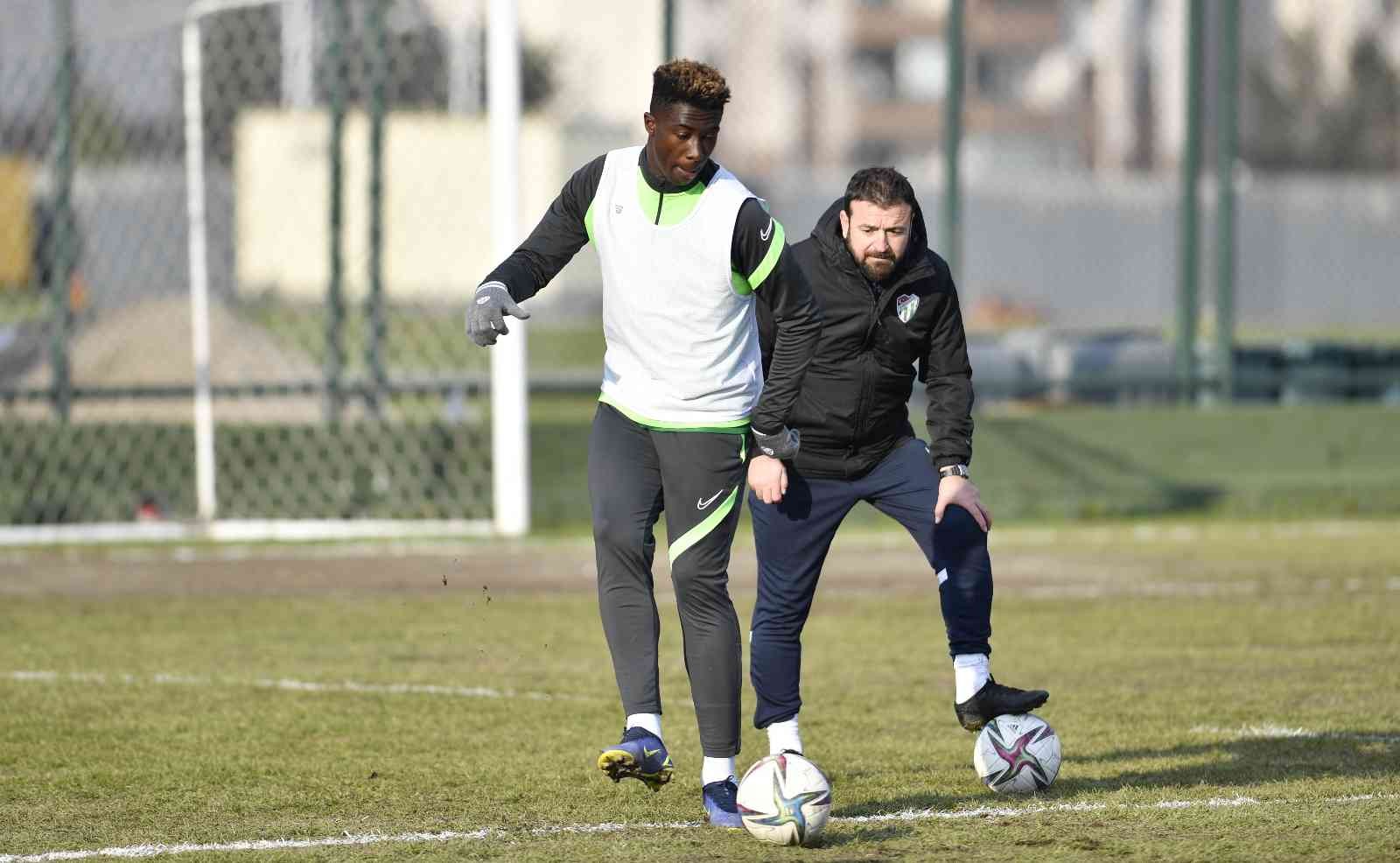 Balıkesirspor maçı hazırlıklarına devam eden Bursaspor’da futbolcular, bugünkü idmanda prese yoğunluk verdi. Yeşil-beyazlı oyuncular, dikkat ...