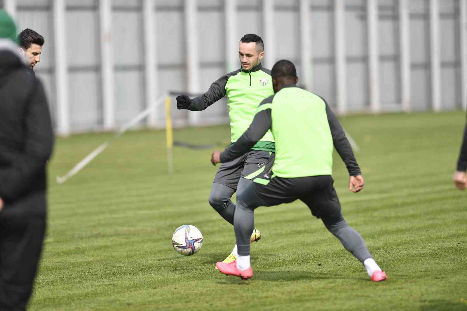 Boluspor maçı hazırlıklarına devam eden Bursaspor’un bugünkü antrenmanında şut çalışması gerçekleşti. Teknik Direktör Tamer Tuna, futbolcularının ...