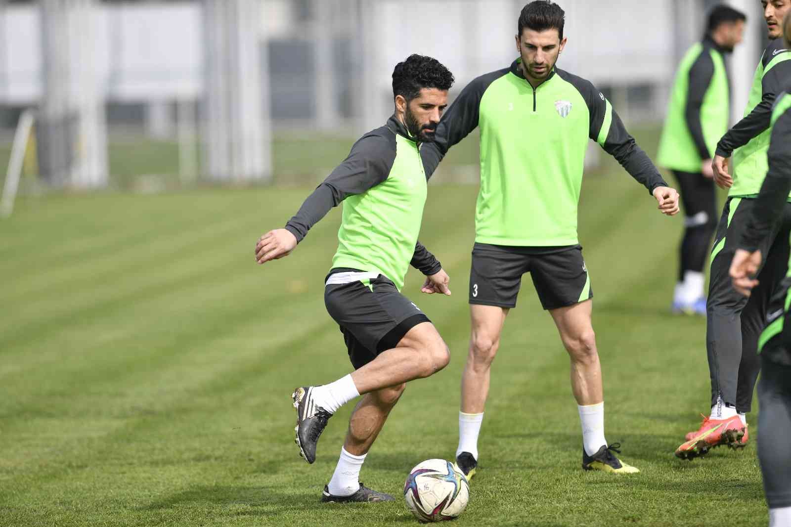 Boluspor maçı hazırlıklarına devam eden Bursaspor’un bugünkü antrenmanında şut çalışması gerçekleşti. Teknik Direktör Tamer Tuna, futbolcularının ...