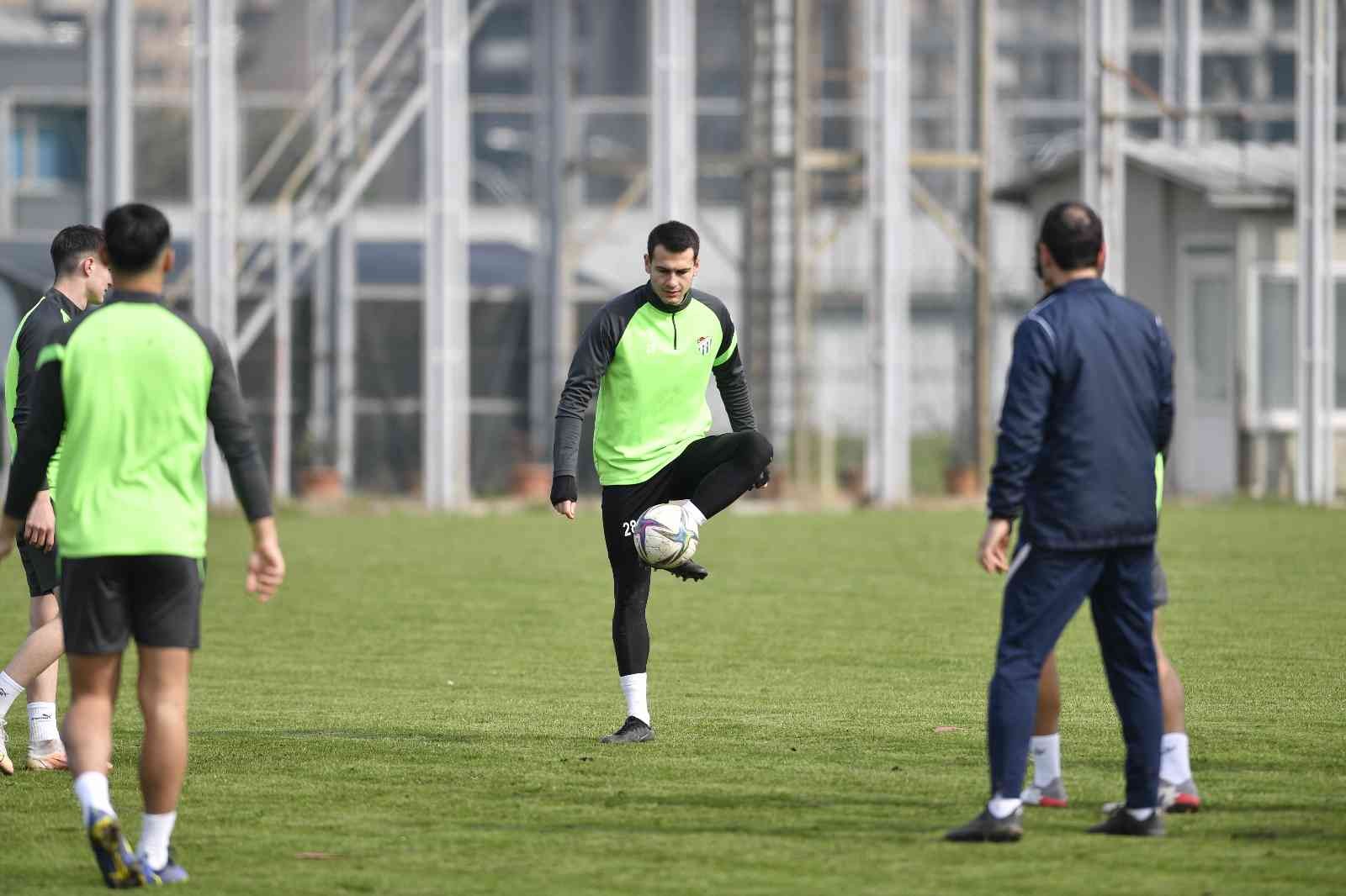 Boluspor maçı hazırlıklarına devam eden Bursaspor’un bugünkü antrenmanında şut çalışması gerçekleşti. Teknik Direktör Tamer Tuna, futbolcularının ...