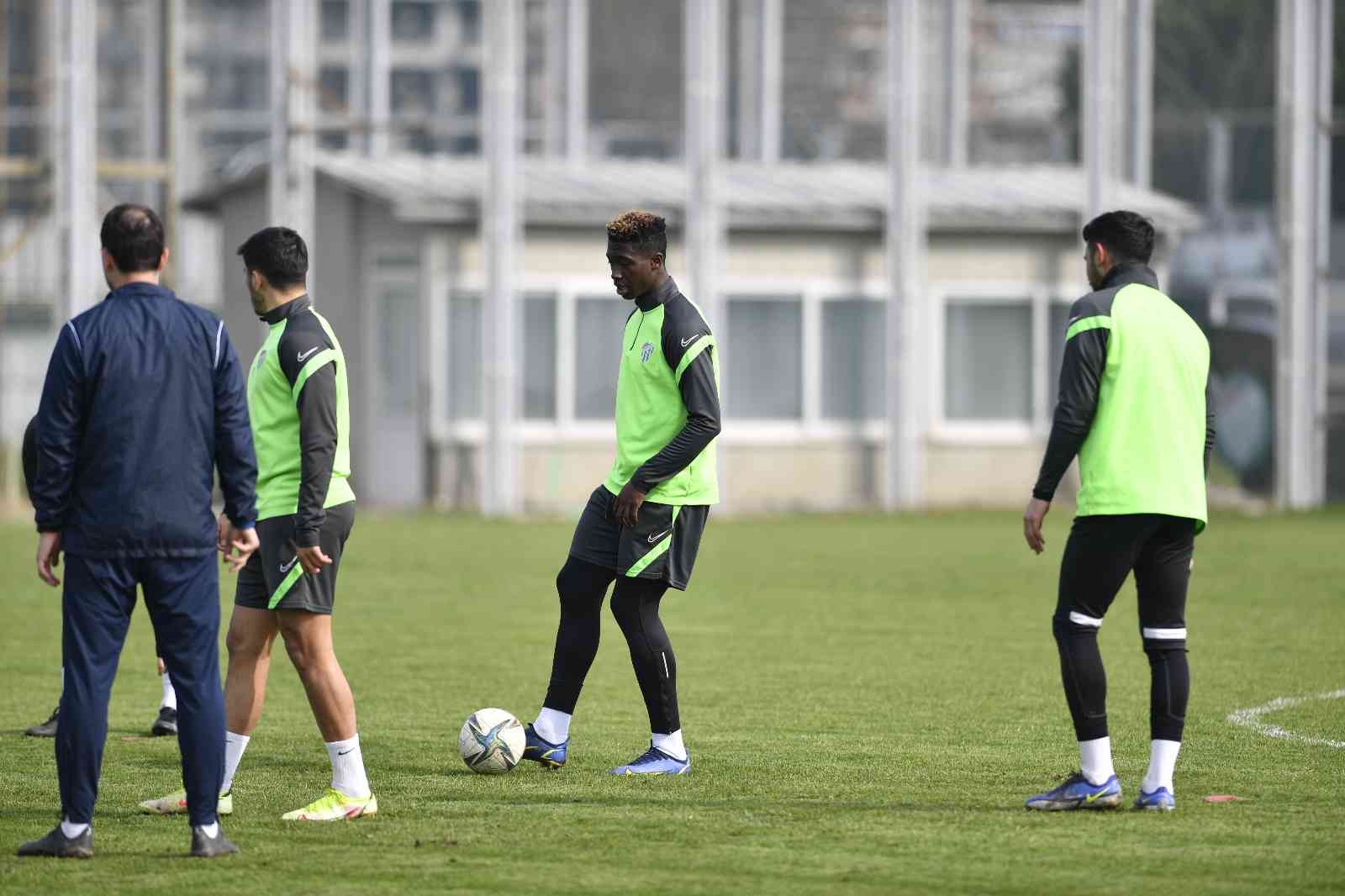 Boluspor maçı hazırlıklarına devam eden Bursaspor’un bugünkü antrenmanında şut çalışması gerçekleşti. Teknik Direktör Tamer Tuna, futbolcularının ...