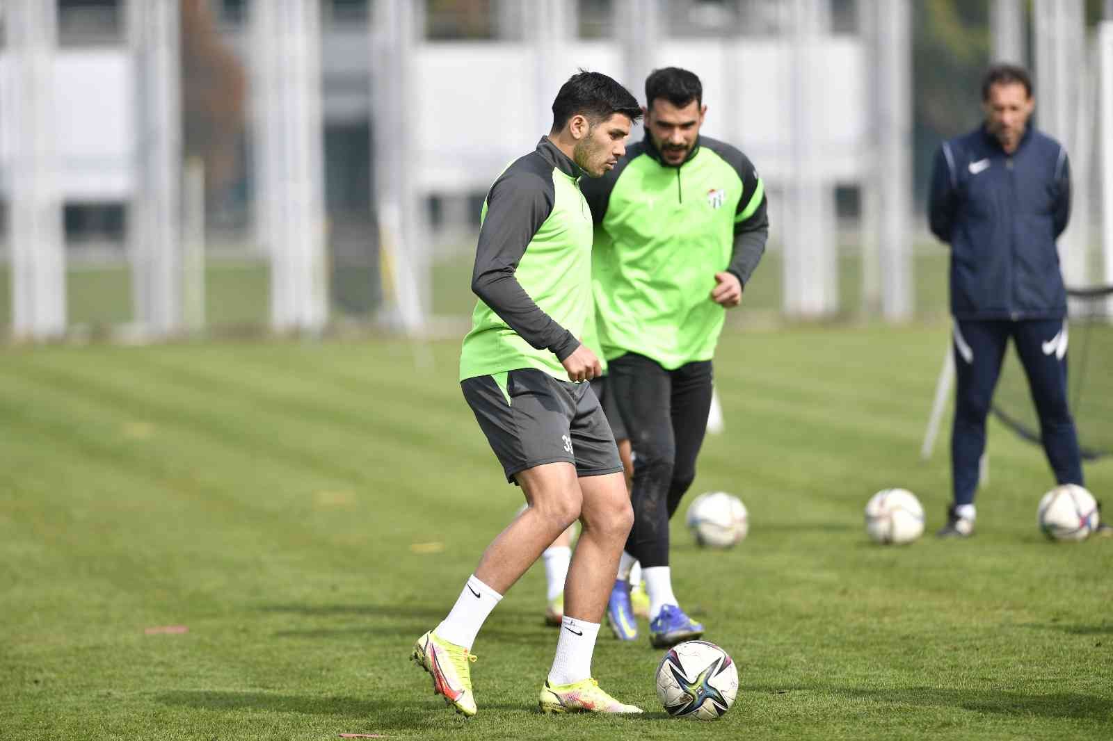 Boluspor maçı hazırlıklarına devam eden Bursaspor’un bugünkü antrenmanında şut çalışması gerçekleşti. Teknik Direktör Tamer Tuna, futbolcularının ...