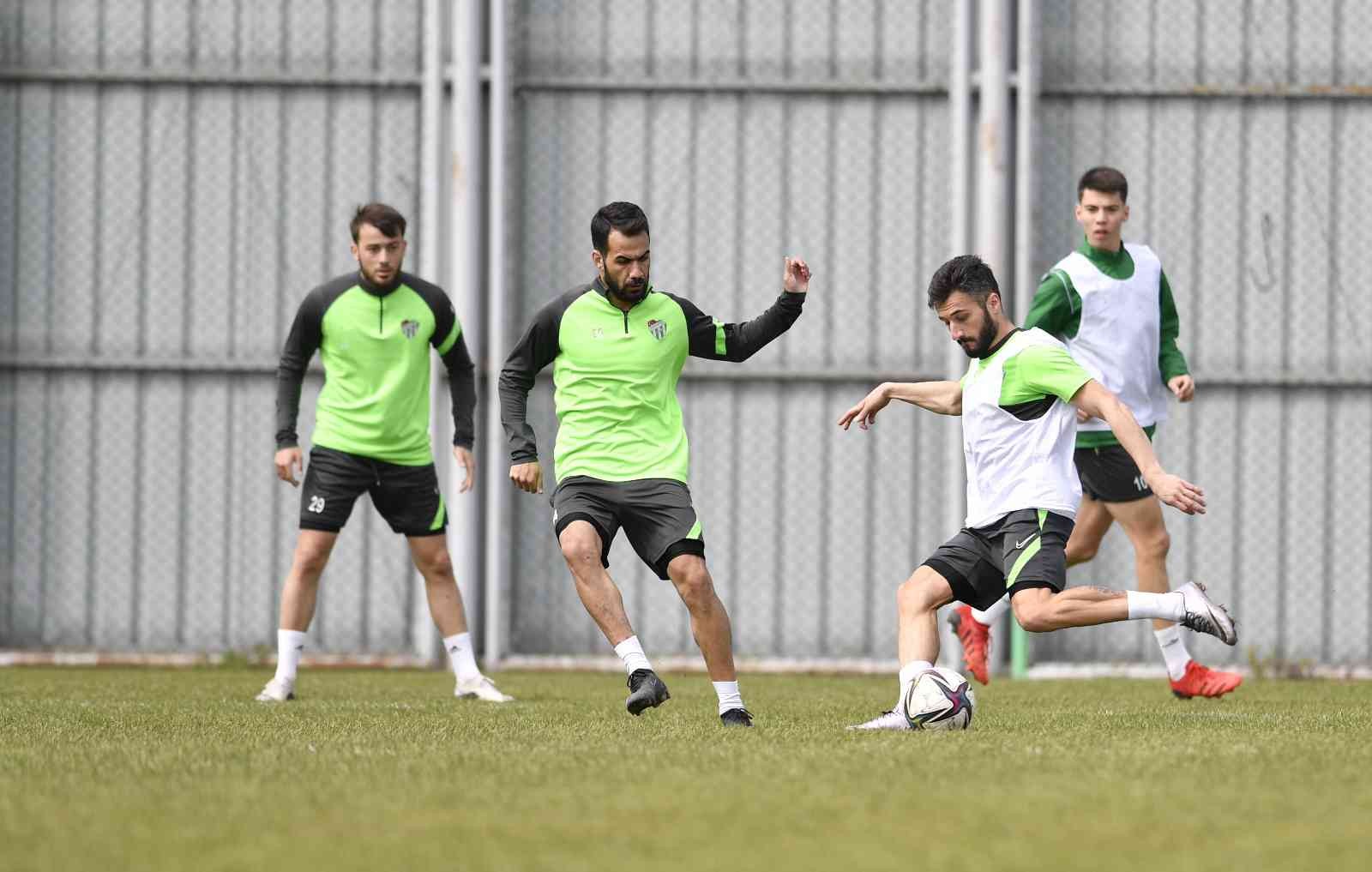 Spor Toto 1. Lig’in 30. haftasında deplasmanda Ankara Keçiörengücü ile karşılaşacak Bursaspor, bugün sabah saatlerinde yaptığı günün ilk ...