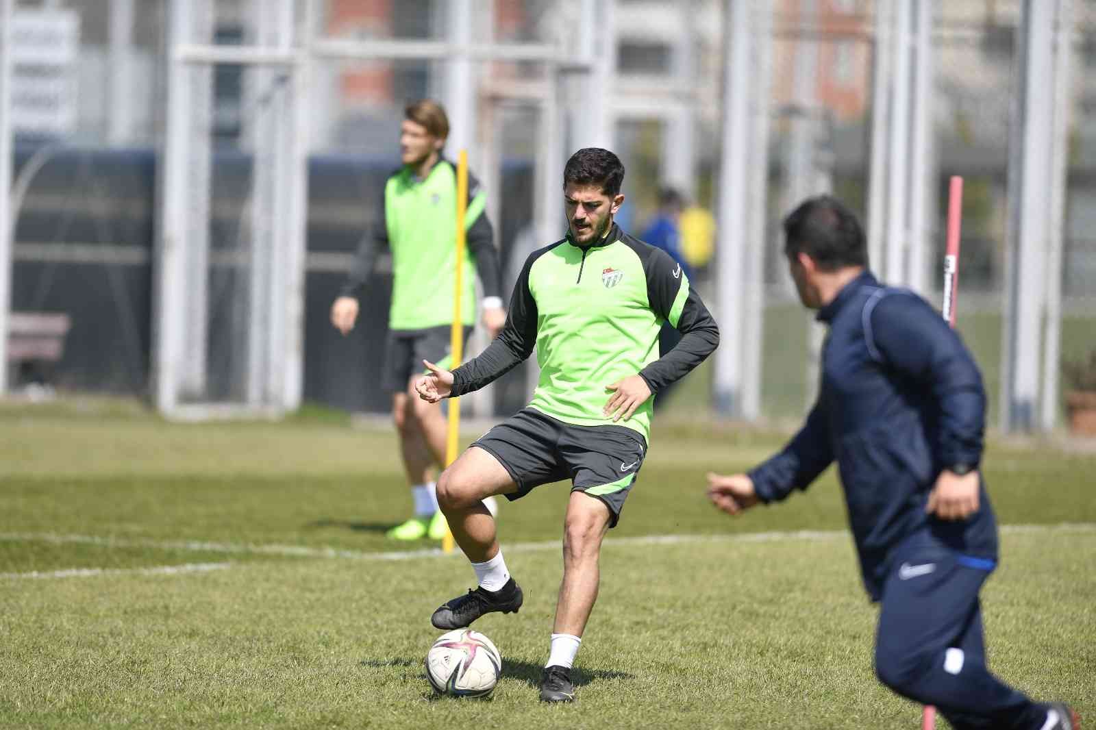 Bursaspor, bir günlük iznin ardından Spor Toto 1. Lig’in 30. haftasında deplasmanda oynayacağı Ankara Keçiörengücü maçı hazırlıklarına bugün ...