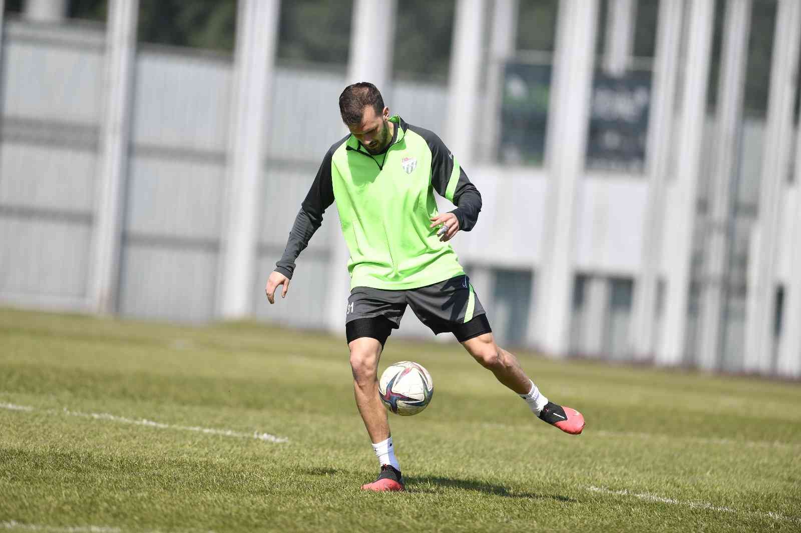 Bursaspor, bir günlük iznin ardından Spor Toto 1. Lig’in 30. haftasında deplasmanda oynayacağı Ankara Keçiörengücü maçı hazırlıklarına bugün ...