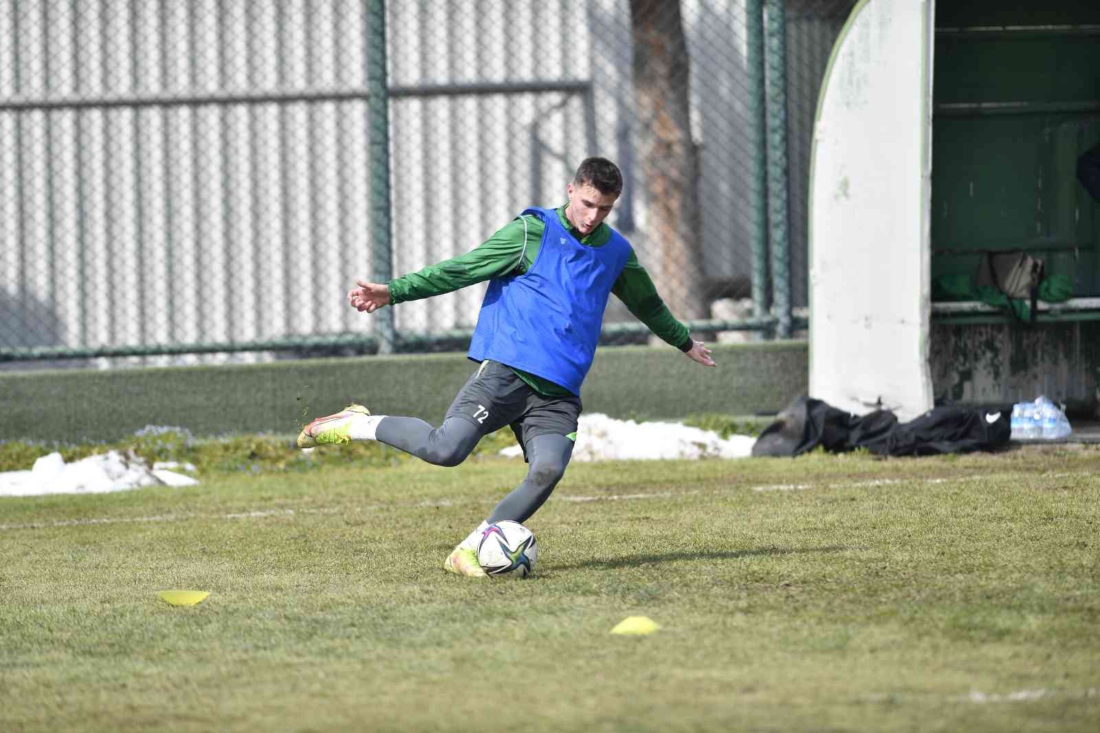 Bursaspor, Spor Toto 1. Lig’in 29. haftasında karşılaşacağı Balıkesirspor maçı hazırlıklarına bugün yaptığı antrenmanla devam etti. Yeşil-beyazlı ...