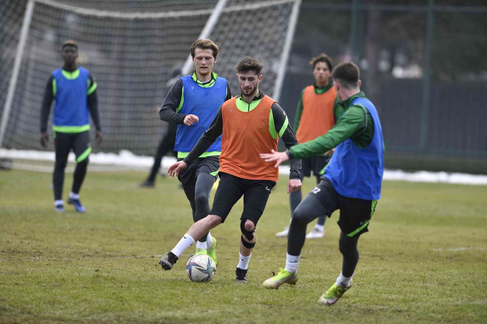 Bursaspor, Spor Toto 1. Lig’in 29. haftasında karşılaşacağı Balıkesirspor maçı hazırlıklarına bugün yaptığı antrenmanla devam etti. Yeşil-beyazlı ...