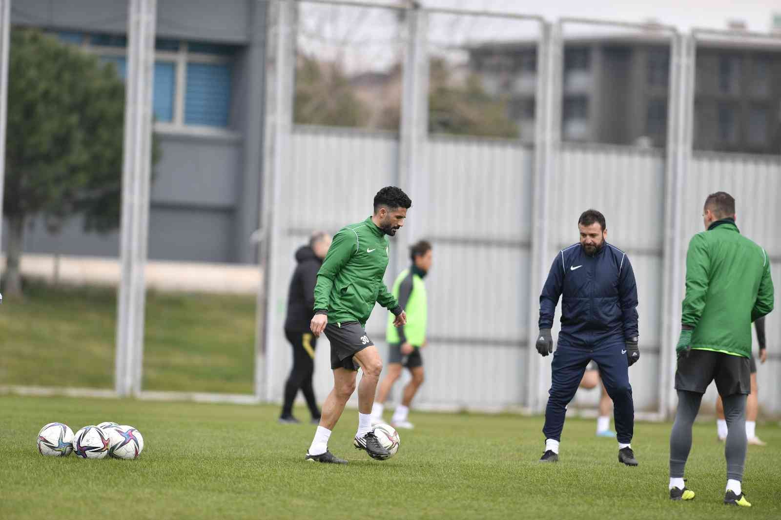 Bursaspor yarın karşılacağı Eyüpspor maçının hazırlıklarını bugün yaptığı antrenmanla tamamladı. Yeşil-beyazlı kafile gün içinde İstanbul’a ...