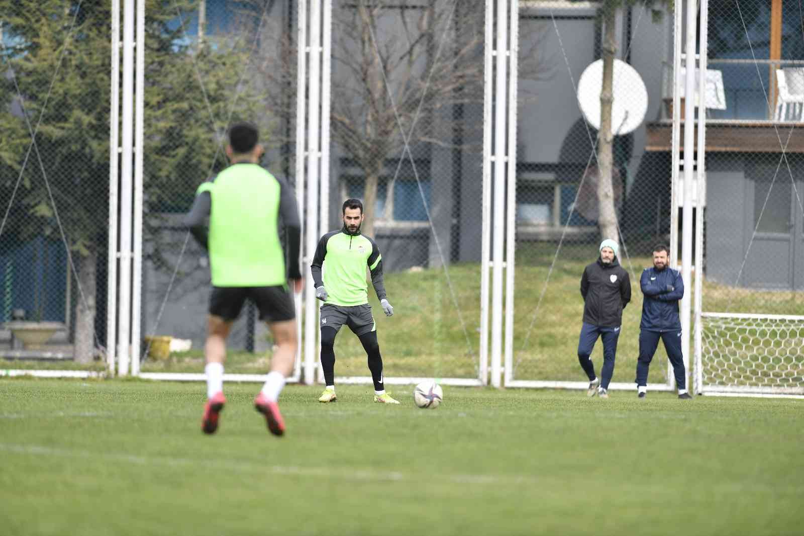 Bursaspor yarın karşılacağı Eyüpspor maçının hazırlıklarını bugün yaptığı antrenmanla tamamladı. Yeşil-beyazlı kafile gün içinde İstanbul’a ...