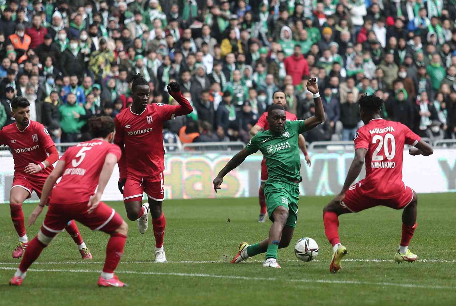 Bursaspor, devre arasında kadrosuna kattığı dört isimden henüz tam randıman alamasa da Joao Pedro’nun attığı iki gol ve Bifouma’nın performansı ...