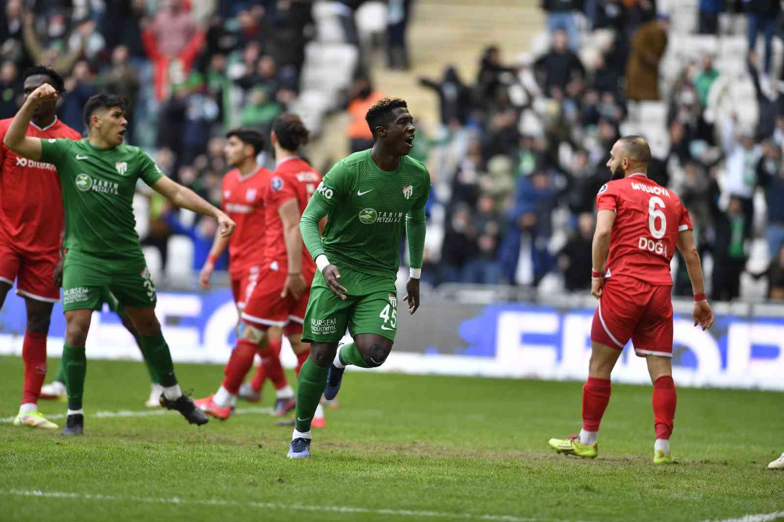 Bursaspor, devre arasında kadrosuna kattığı dört isimden henüz tam randıman alamasa da Joao Pedro’nun attığı iki gol ve Bifouma’nın performansı ...