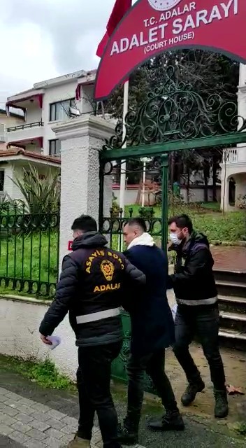 Büyükada’da bir otele molotof kokteyli benzeri yanıcı madde ile giren şahıs otelde yangın çıkardı. Şahsı yakalamak için çalışma başlatan polis ...