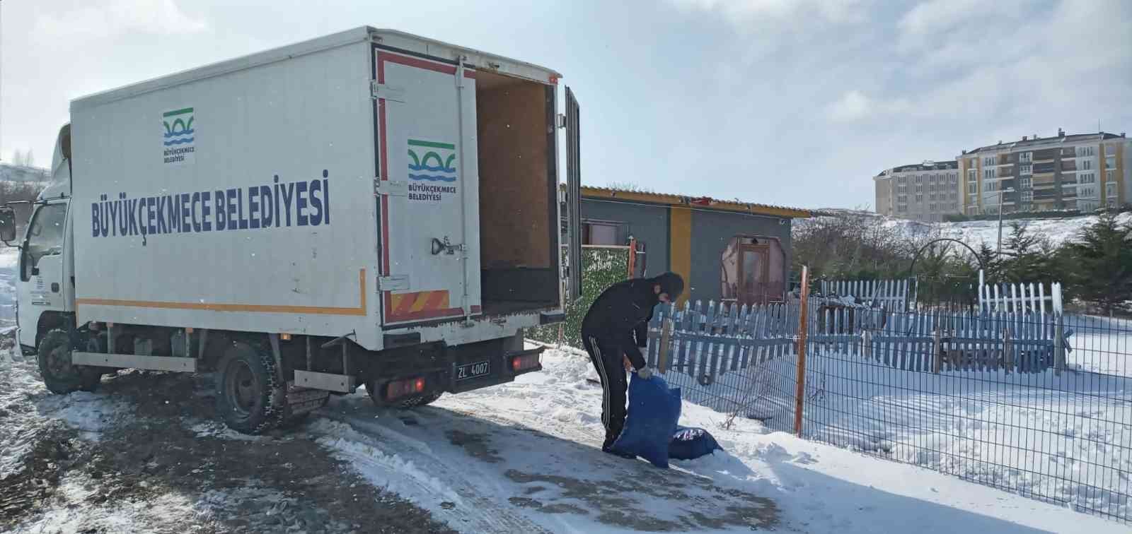 İstanbul’da 3 gündür devam kar yağışı zaman zaman Büyükçekmece’de de yoğun olarak etkisini gösterirken, Büyükçekmece Belediyesi ekipleri 65 araç ...