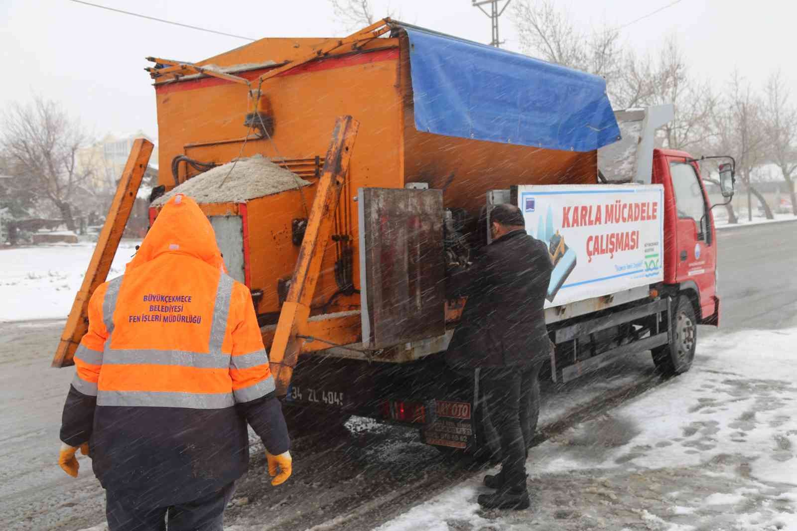 İstanbul’da 3 gündür devam kar yağışı zaman zaman Büyükçekmece’de de yoğun olarak etkisini gösterirken, Büyükçekmece Belediyesi ekipleri 65 araç ...