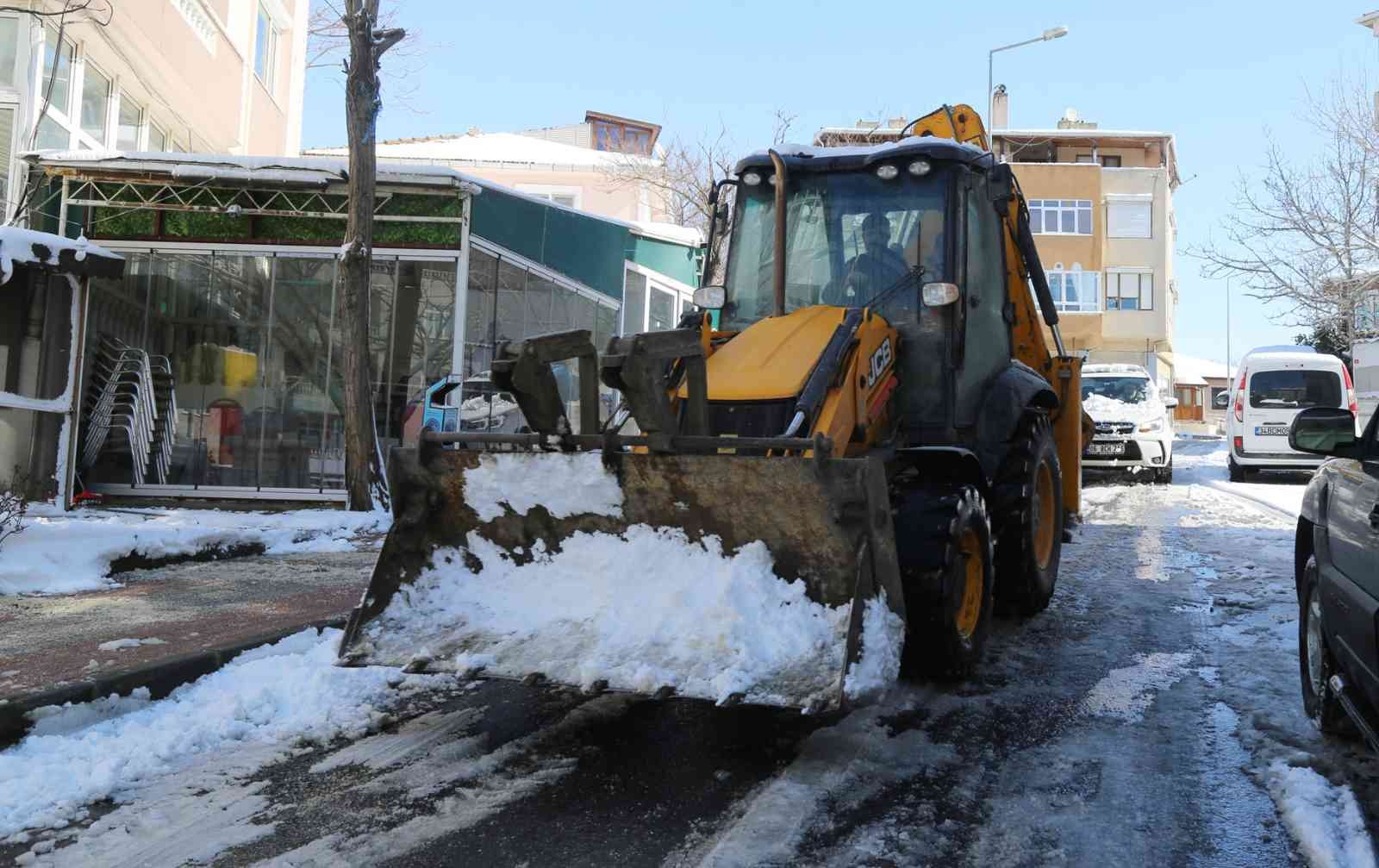 İstanbul’da 3 gündür devam kar yağışı zaman zaman Büyükçekmece’de de yoğun olarak etkisini gösterirken, Büyükçekmece Belediyesi ekipleri 65 araç ...