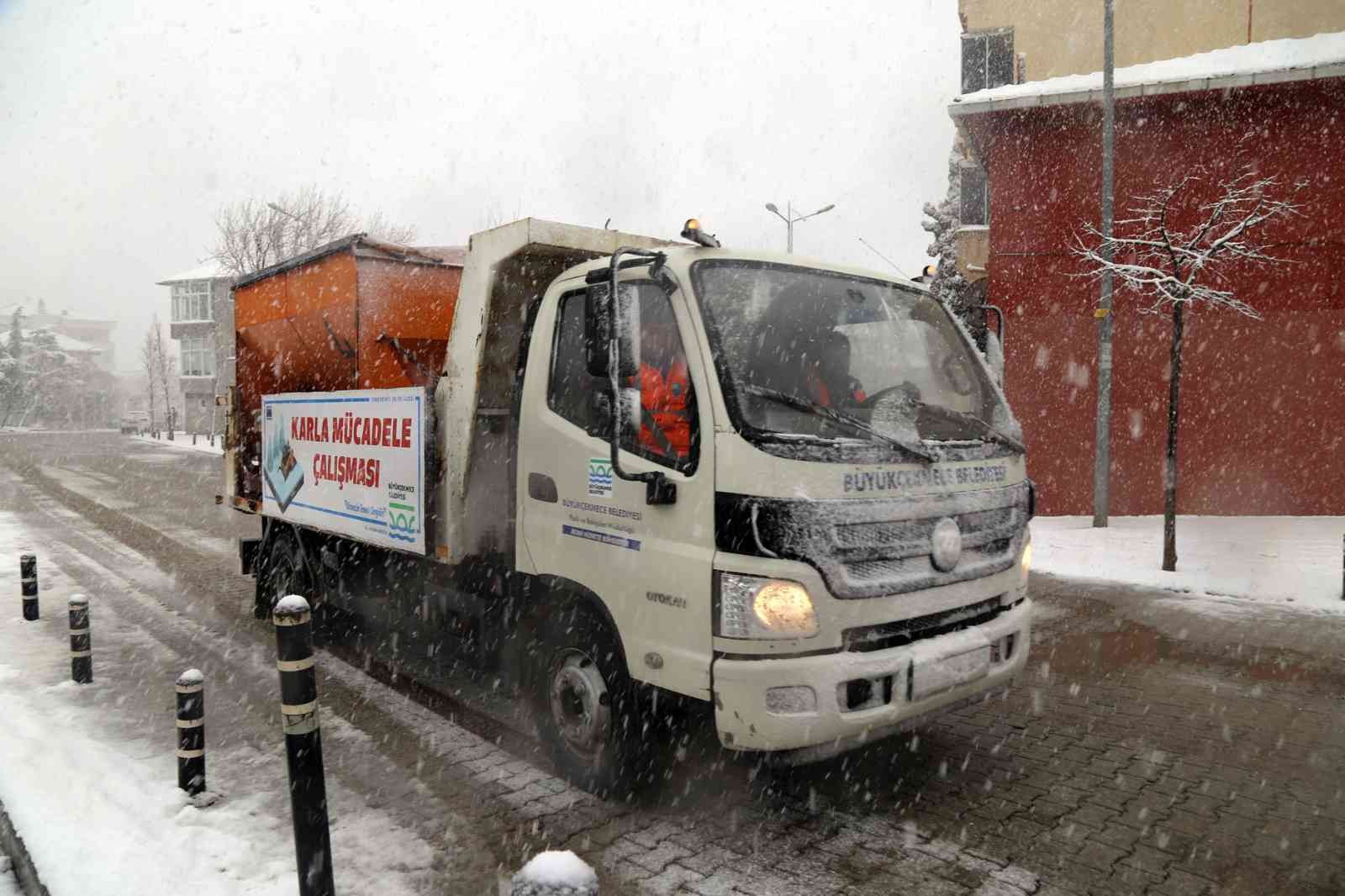 İstanbul’da 3 gündür devam kar yağışı zaman zaman Büyükçekmece’de de yoğun olarak etkisini gösterirken, Büyükçekmece Belediyesi ekipleri 65 araç ...