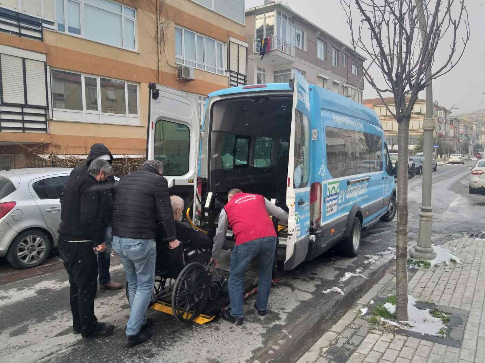 İstanbul’da 3 gündür devam kar yağışı zaman zaman Büyükçekmece’de de yoğun olarak etkisini gösterirken, Büyükçekmece Belediyesi ekipleri 65 araç ...