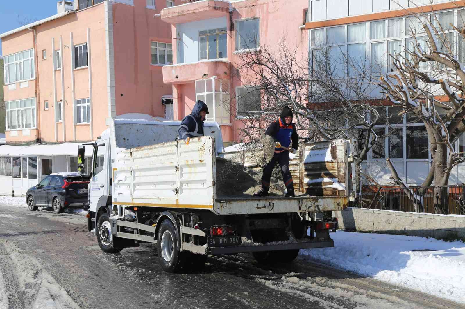 İstanbul’da 3 gündür devam kar yağışı zaman zaman Büyükçekmece’de de yoğun olarak etkisini gösterirken, Büyükçekmece Belediyesi ekipleri 65 araç ...