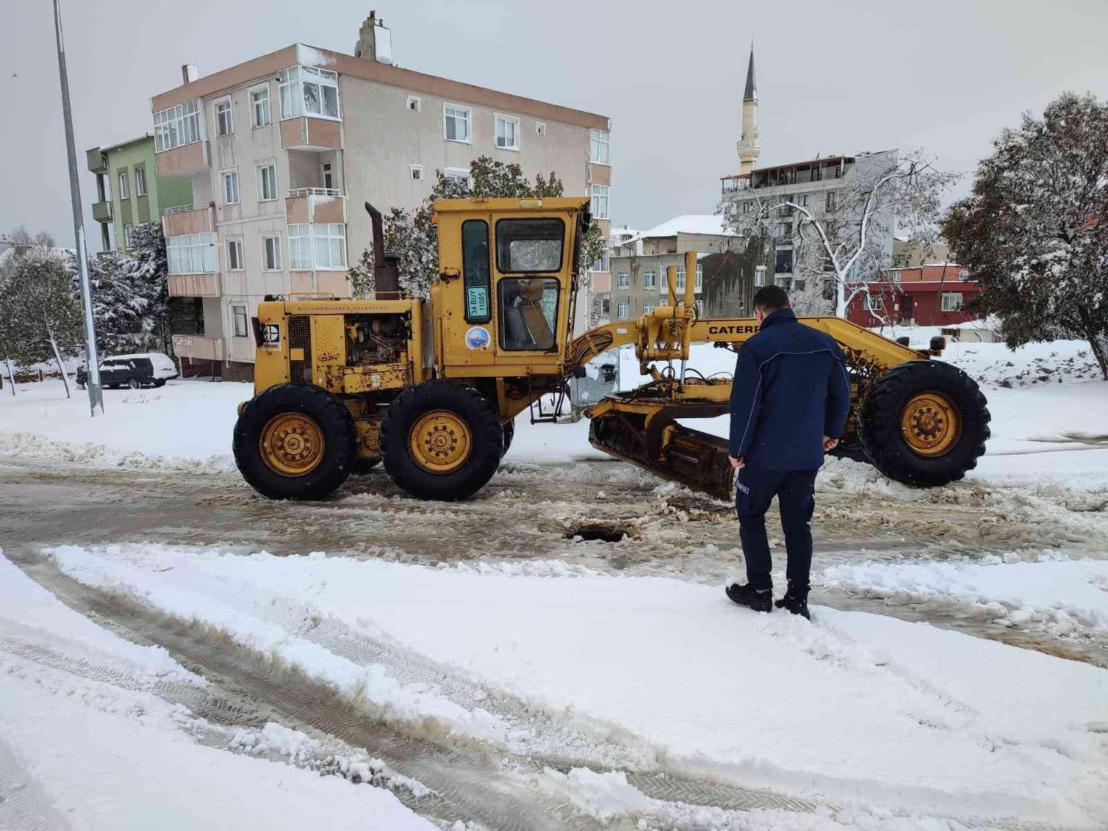 İstanbul’da 3 gündür devam kar yağışı zaman zaman Büyükçekmece’de de yoğun olarak etkisini gösterirken, Büyükçekmece Belediyesi ekipleri 65 araç ...