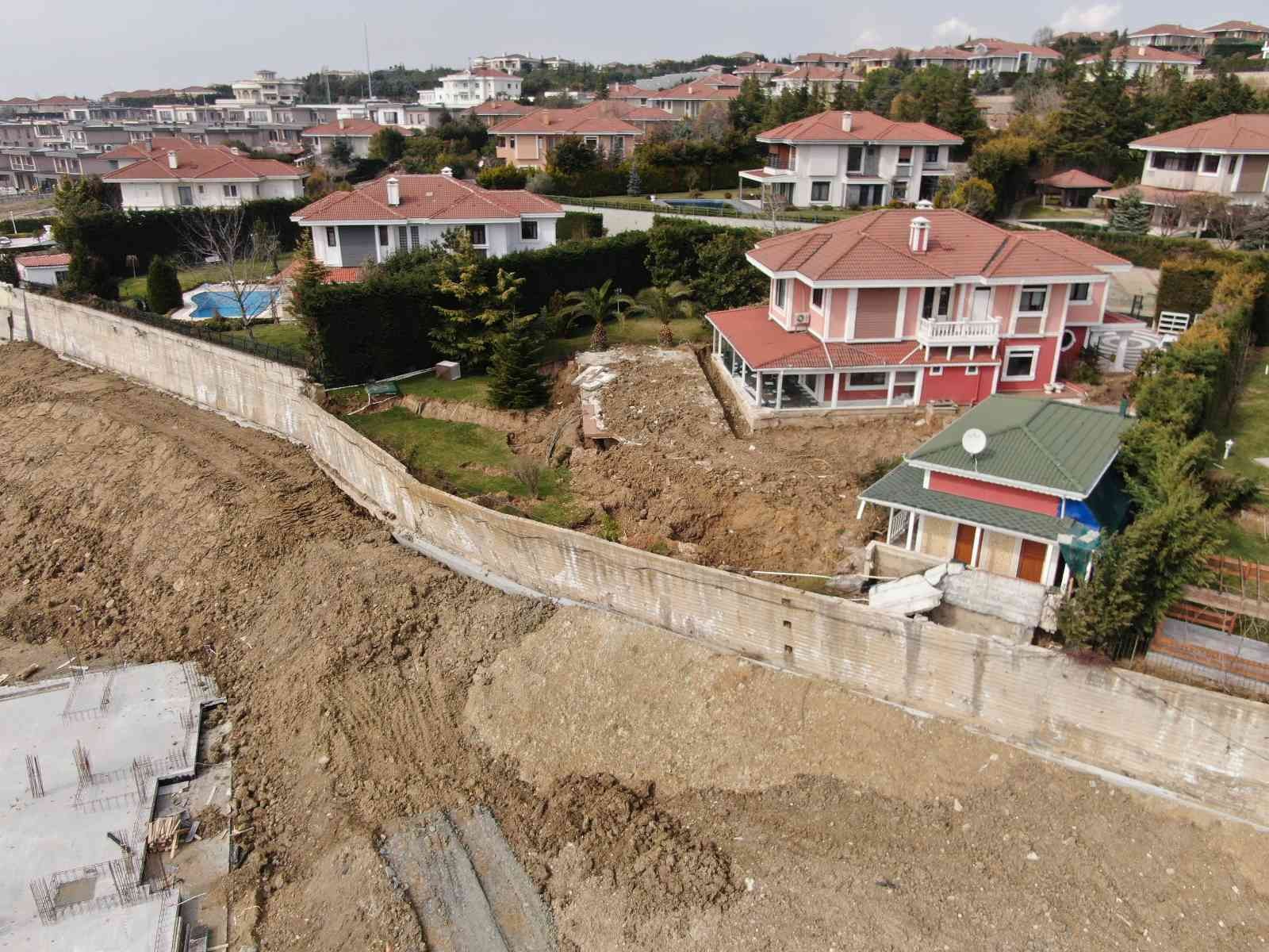 Büyükçekmece’de villa inşaat çalışmaları nedeniyle toprak kayması sonucu sitedeki 15 milyon TL değerindeki villalarda çökme tehlikesi yaşanmıştı ...