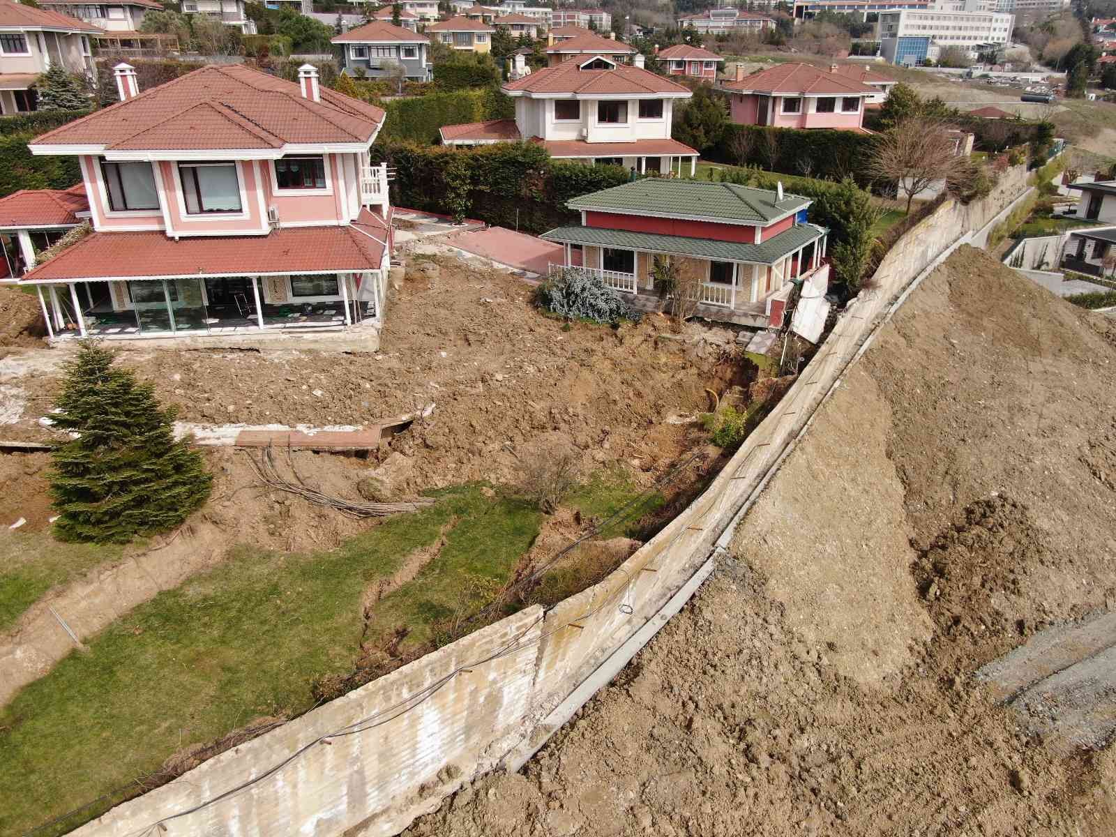 Büyükçekmece’de villa inşaat çalışmaları nedeniyle toprak kayması sonucu sitedeki 15 milyon TL değerindeki villalarda çökme tehlikesi yaşanmıştı ...