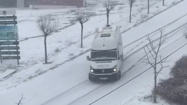 Balıkesir’de 2 gün etkili olan kar yağışı anında araç sürücülerinin zor anları kameralara yansıdı. Yolda kayan bir minibüs facianın eşiğinden ...