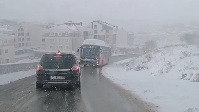 Balıkesir’de 2 gün etkili olan kar yağışı anında araç sürücülerinin zor anları kameralara yansıdı. Yolda kayan bir minibüs facianın eşiğinden ...