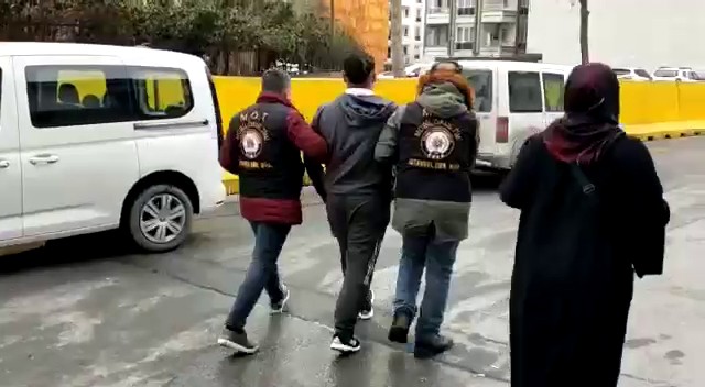 Esenyurt’ta oto hırsızlığı ve mala zarar verme gibi on suçtan kaydı olan hırsız, polis ekipleri tarafından kıskıvrak yakalandı. Şahsın çaldığı ...