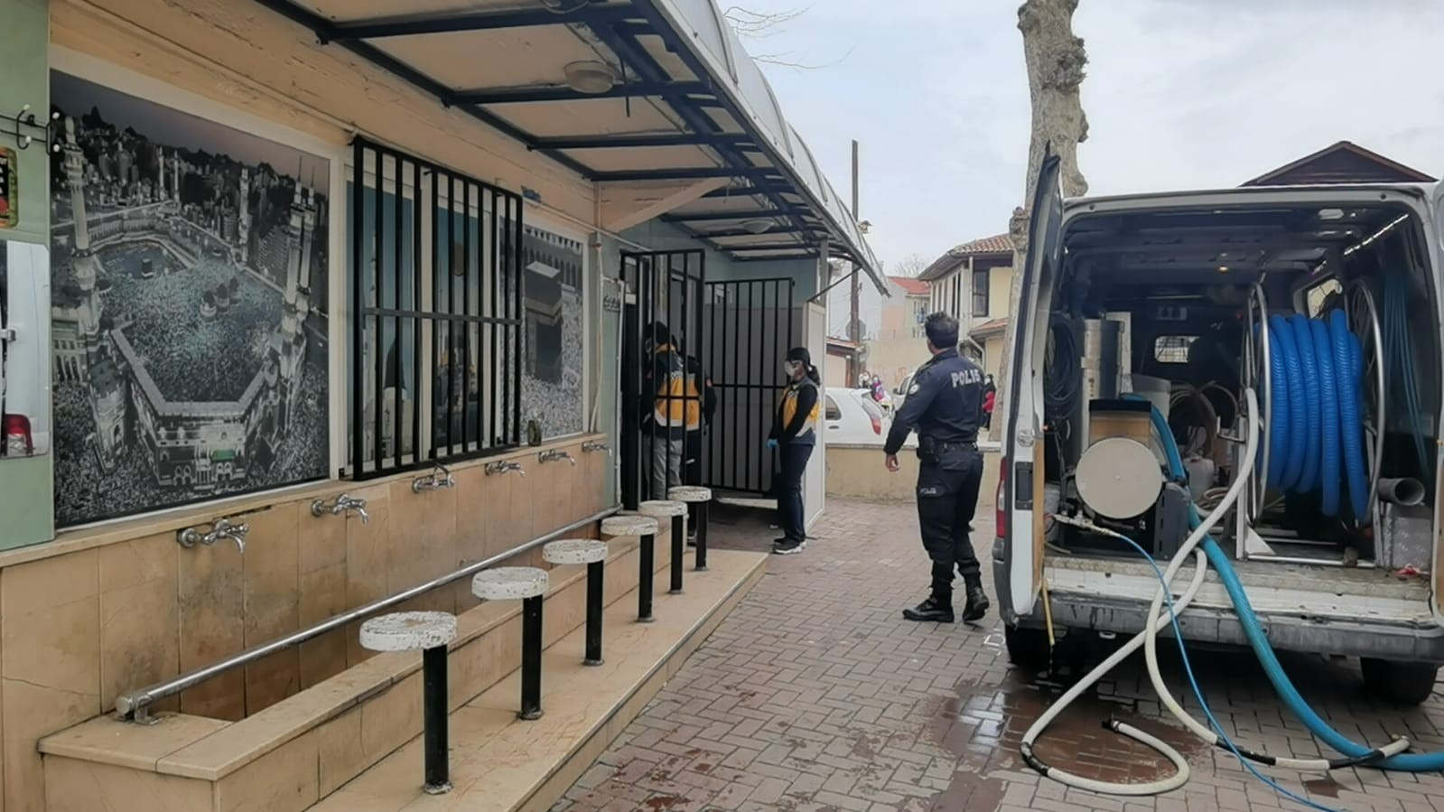 Bursa’nın İnegöl ilçesinde bir camiinin tuvalet görevlisi, odasında ölü bulundu. Olay, Burhaniye Mahallesi Yeşilbursa Caddesi üzerinde bulunan ...