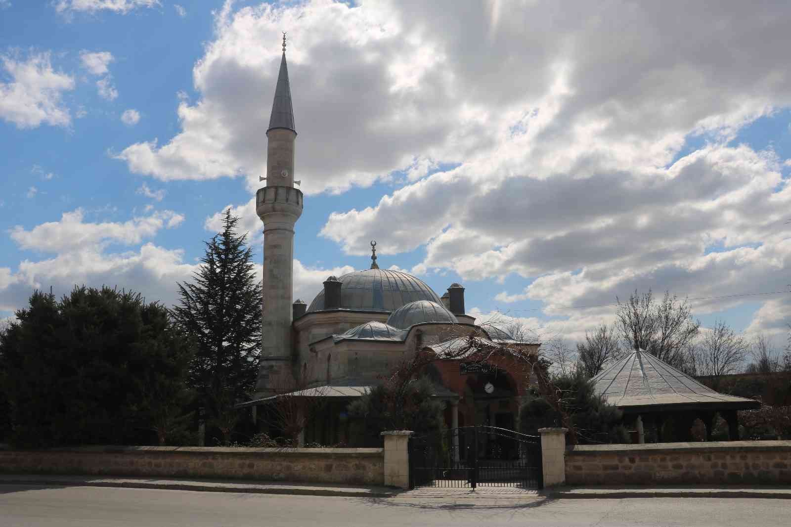 EDİRNE (İHA) – Edirne’de tarihi caminin şadırvanında ve tuvaletlerde bulunan muslukların çalınma anı güvenlik kamerasına yansıdı. Alınan bilgiye ...