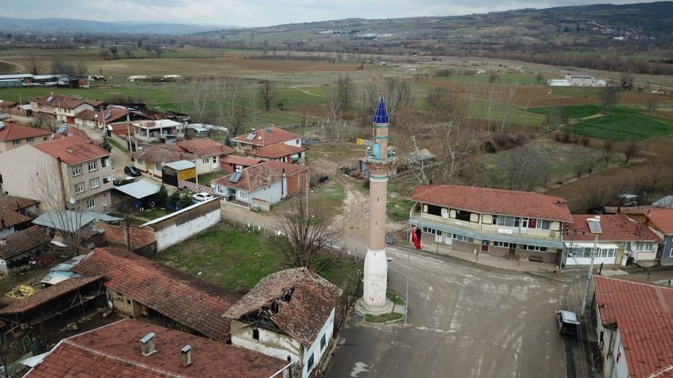 Bursa’nın İnegöl ilçesinde bulunan camisiz minare, görenleri hayrete düşürürken, Kaymakam Eren Arslan, minarenin daha elverişli hale gelmesi için ...