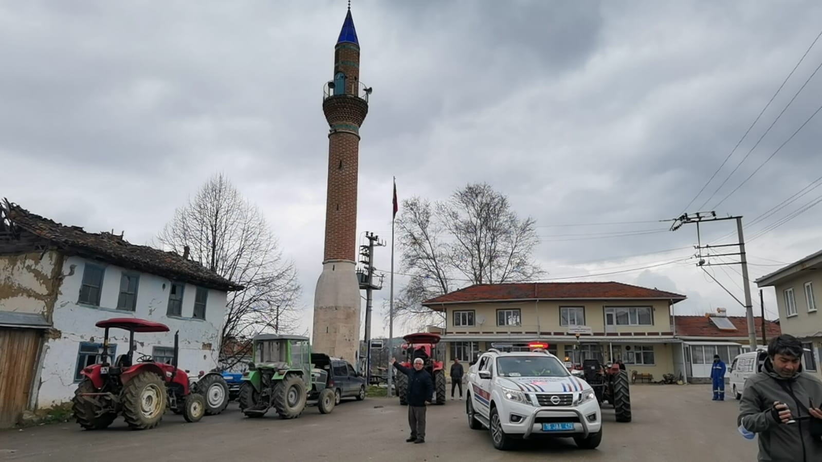 Bursa’nın İnegöl ilçesinde bulunan camisiz minare, görenleri hayrete düşürürken, Kaymakam Eren Arslan, minarenin daha elverişli hale gelmesi için ...