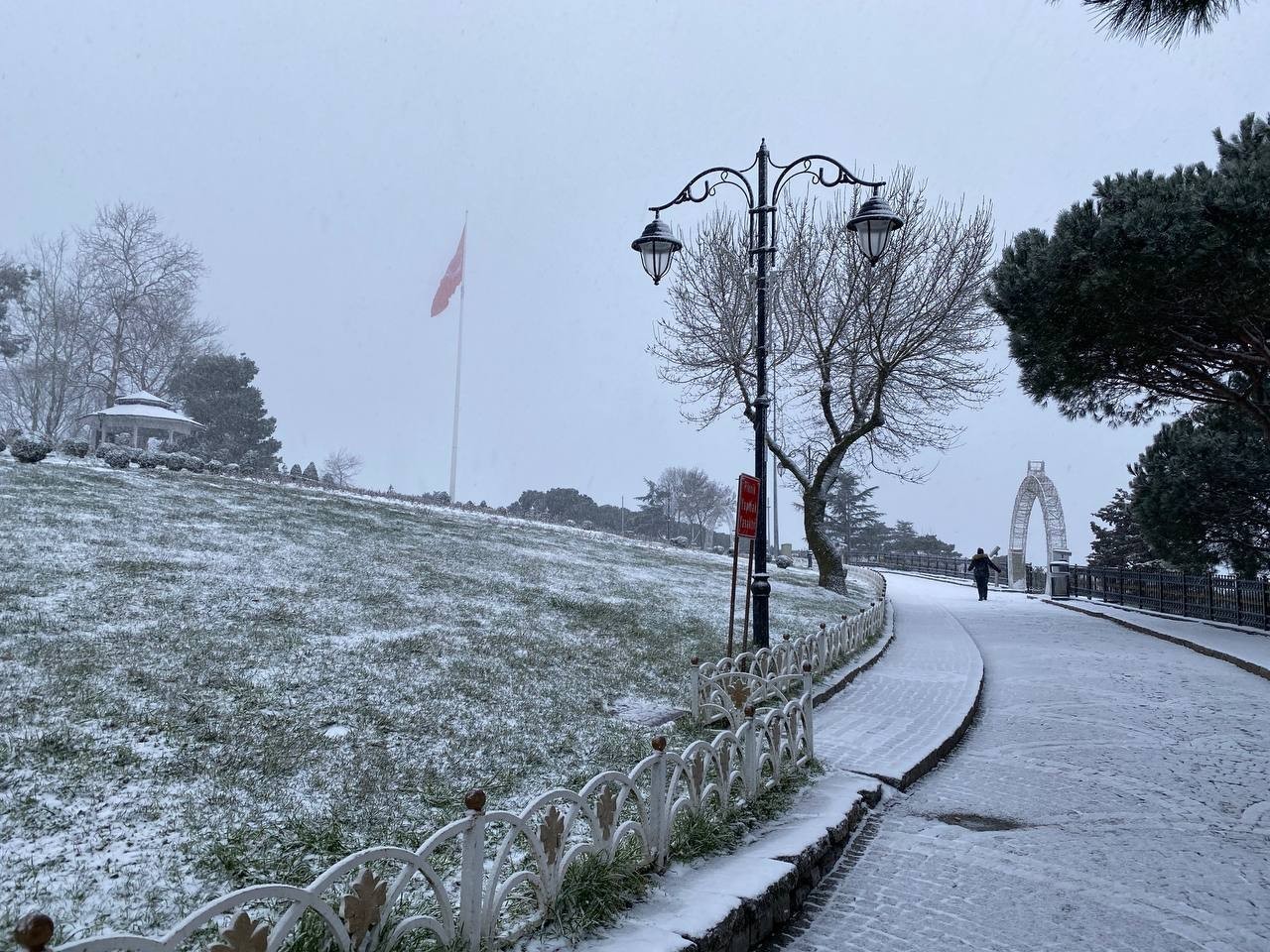 İstanbul’da beklenen kar yağışı sabah saatlerinde başladı. Anadolu yakasında yüksek kesimlerinde etkili olan yağış Çamlıca Tepesi’ni de beyaza ...